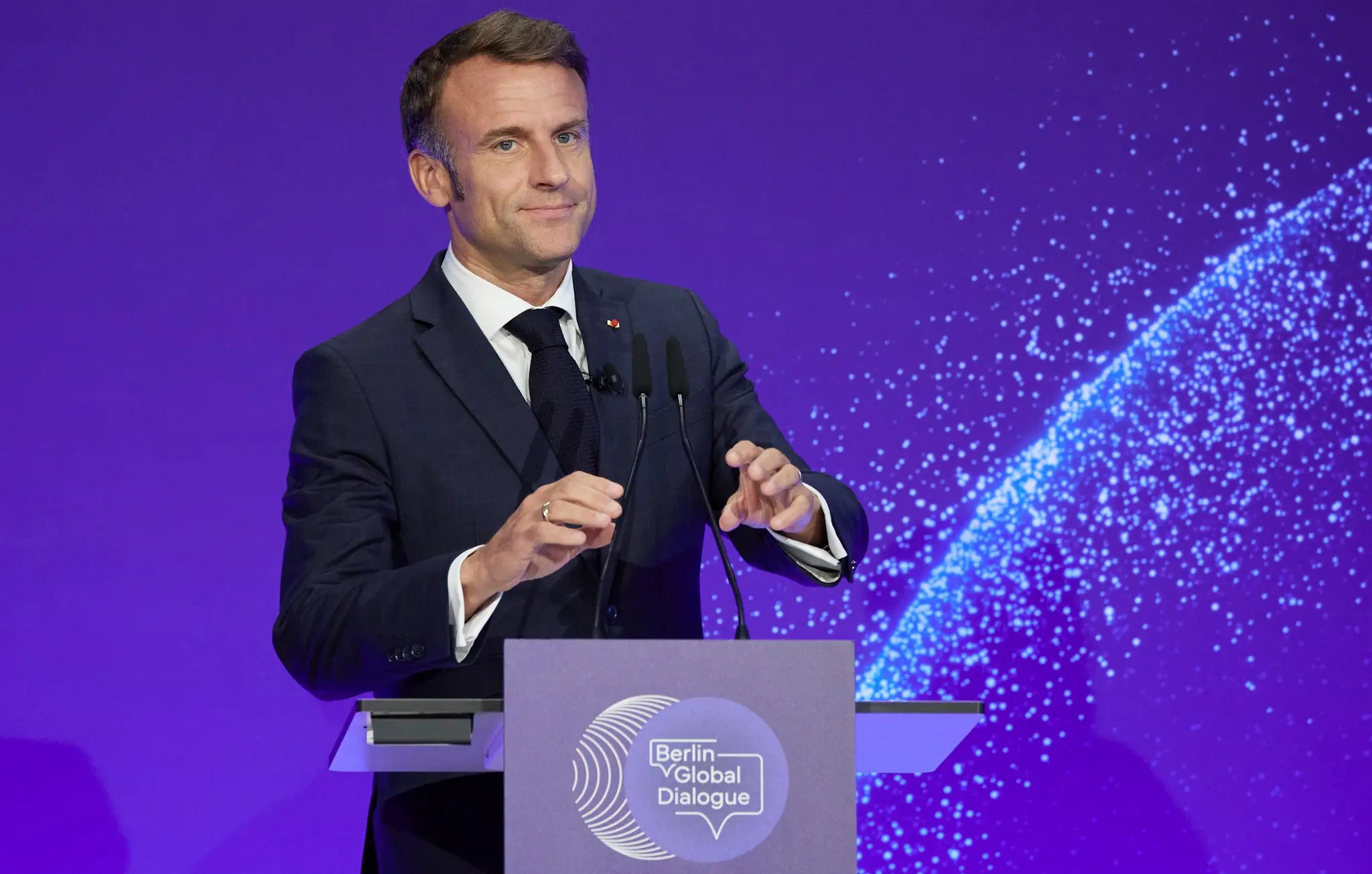 Emmanuel Macron na panelovej diskusii Global Dialogue v Berlíne.