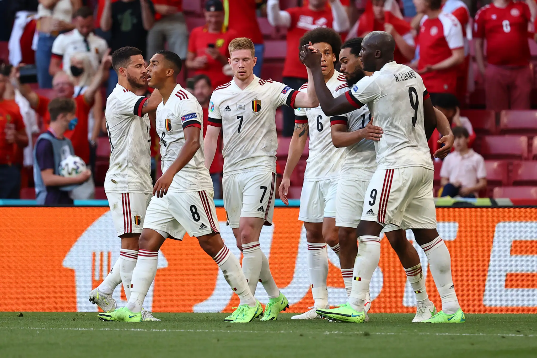 Belgický futbalista Kevin De Bruyne sa teší z gólu so spoluhráčmi