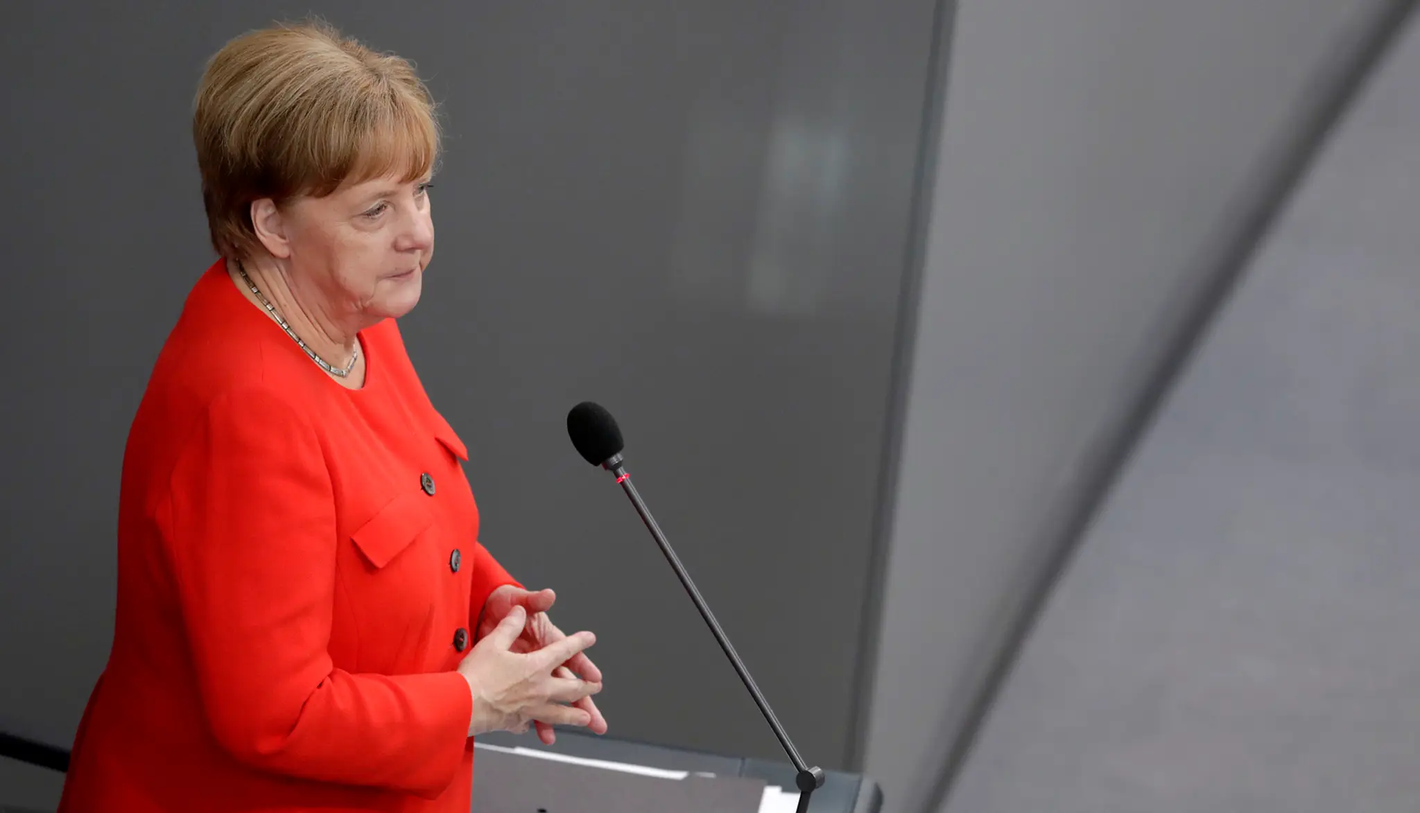 Angela Merkelová odpovedá na otázky poslancov v nemeckom parlamente.