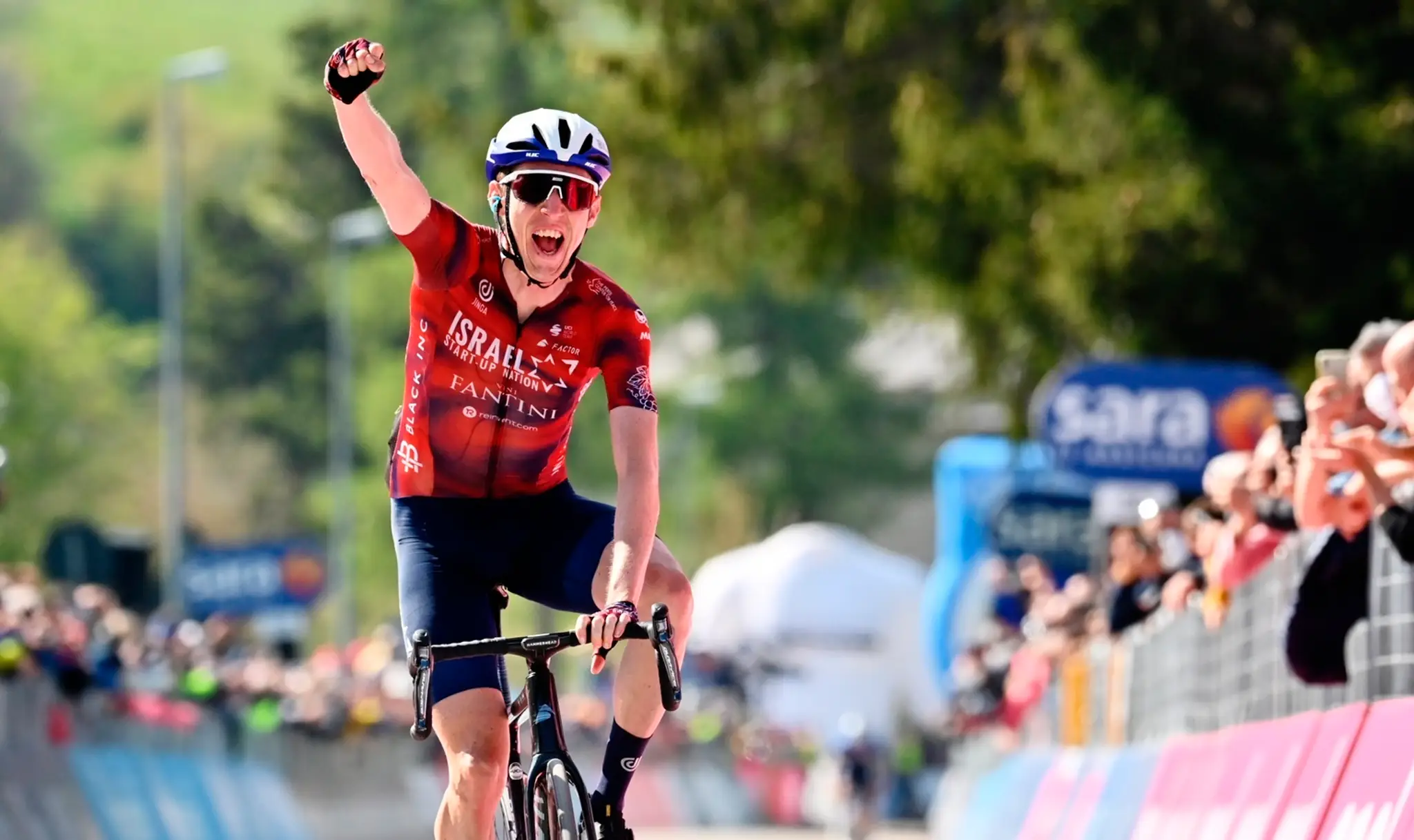 Írsky cyklista Daniel Martin z tímu Israel Start-Up Nation sa teší z víťazstva v 17. etape Giro d'Italia..jpg