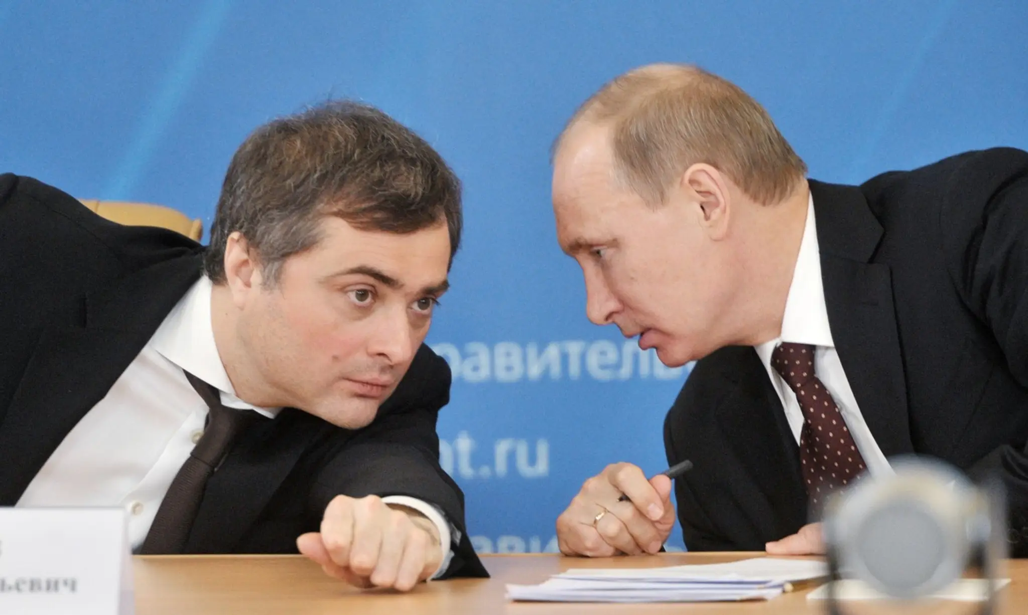 Vladislav Surkov a Vladimir Putin na archívnej snímke z roku 2012.