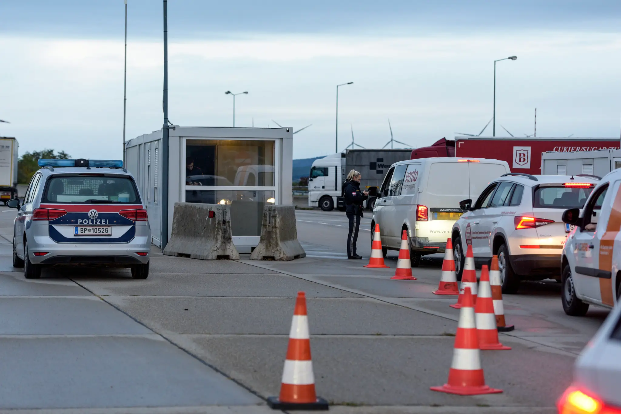 Policajtka na hraničnom priechode počas policajnej kontroly.