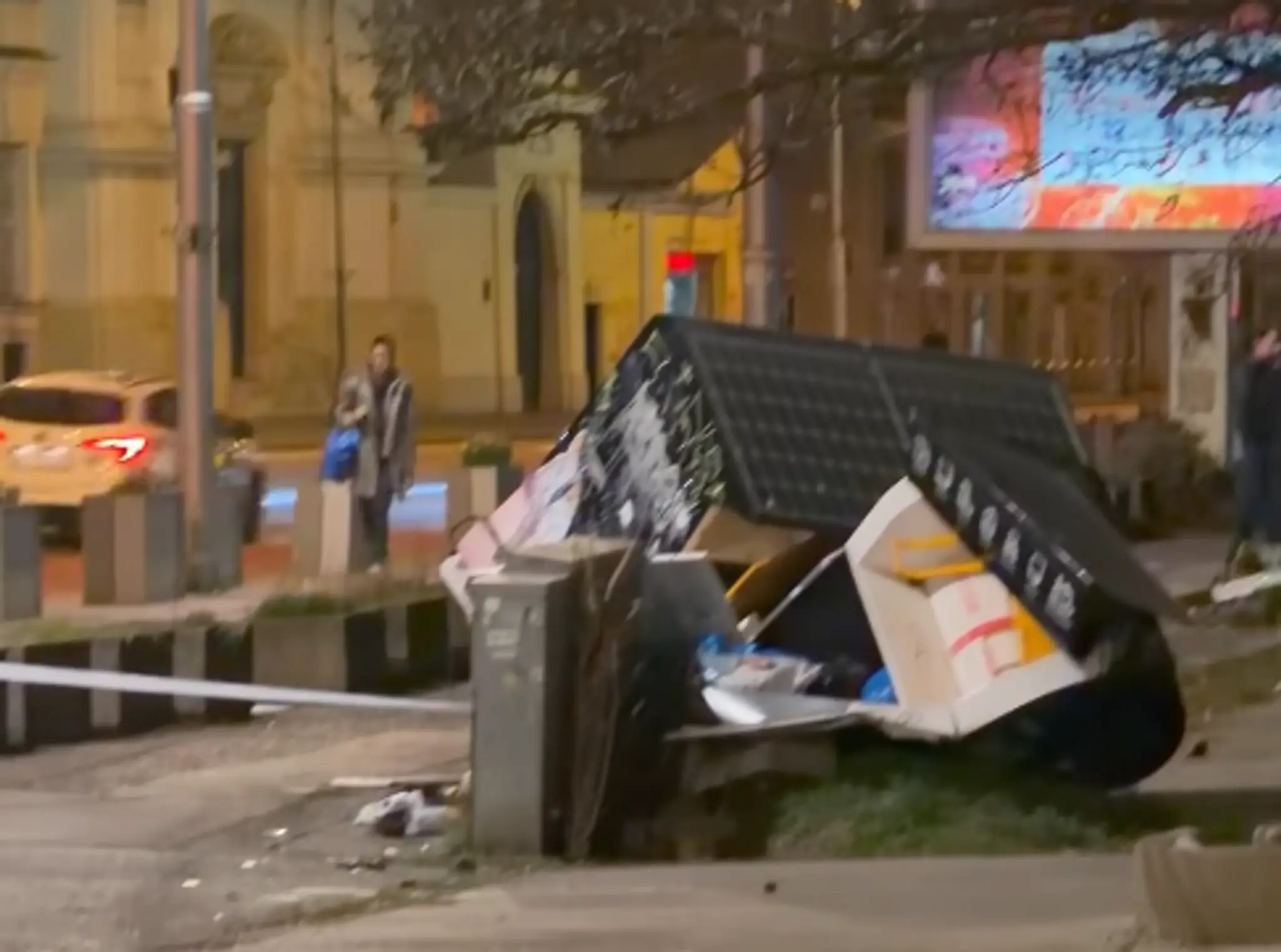 Unikajúce auto v centre Bratislavy demolovalo všetko, čo mu prišlo do cesty.