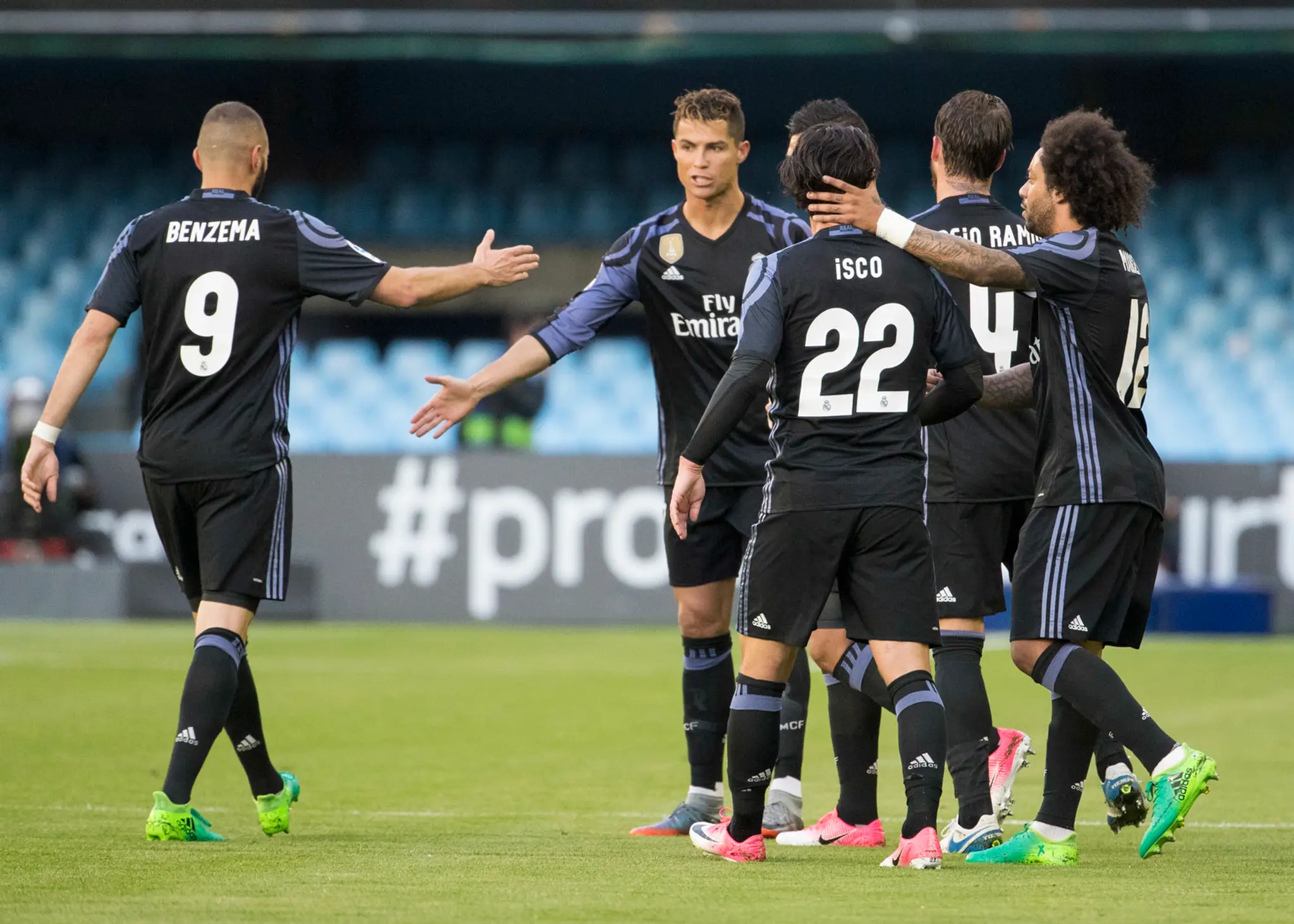Cristiano Ronaldo (v strede) prijíma gratulácie od spoluhráčv z Realu po góle v ligovom zápase proti Celte Vigo.