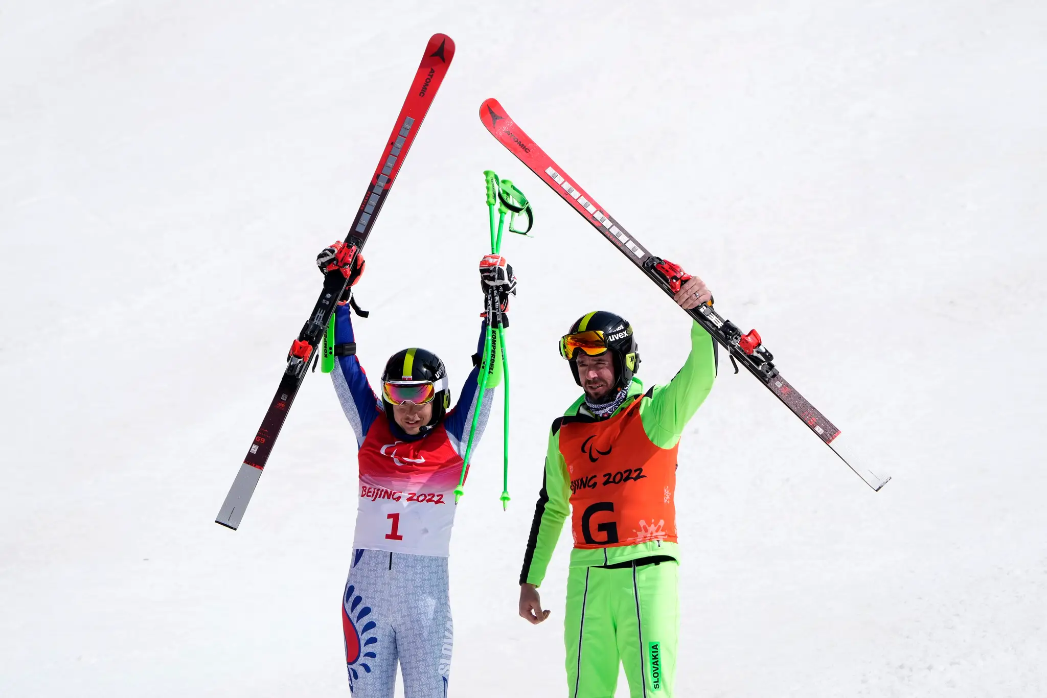 Slovenský reprezentant v paraalpskom lyžovaní Miroslav Haraus (vľavo) a navádzač Maroš Hudík