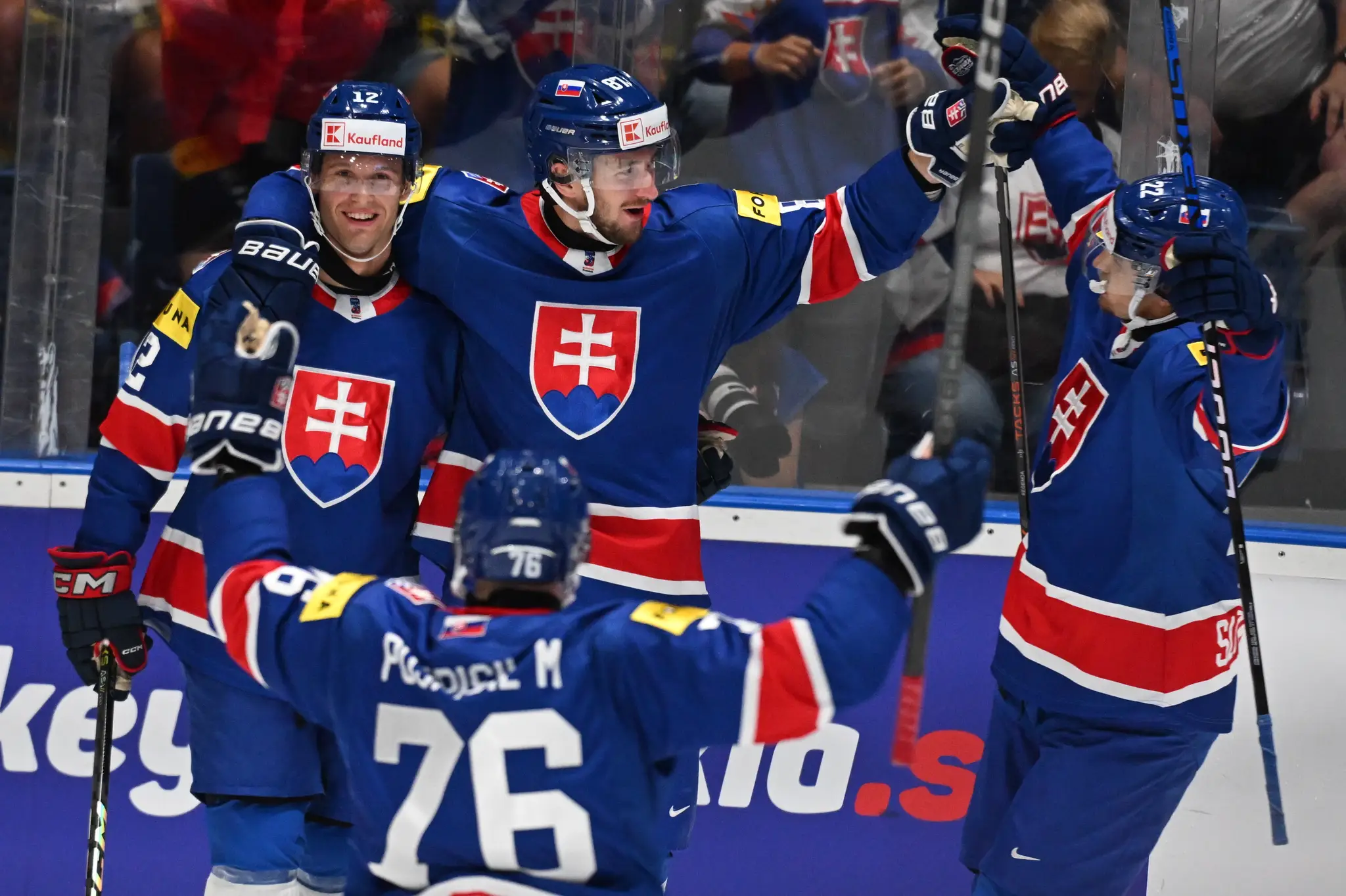 Na snímke slovenský Pavol Regenda (87) sa raduje z gólu na 2:0 so spoluhráčmi.