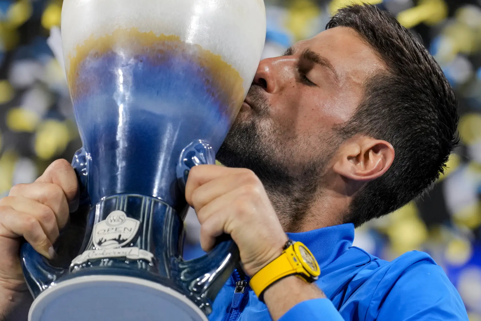 Novak Djokovič bozkáva trofej po triumfe vo finále na turnaji ATP v Cincinnati.