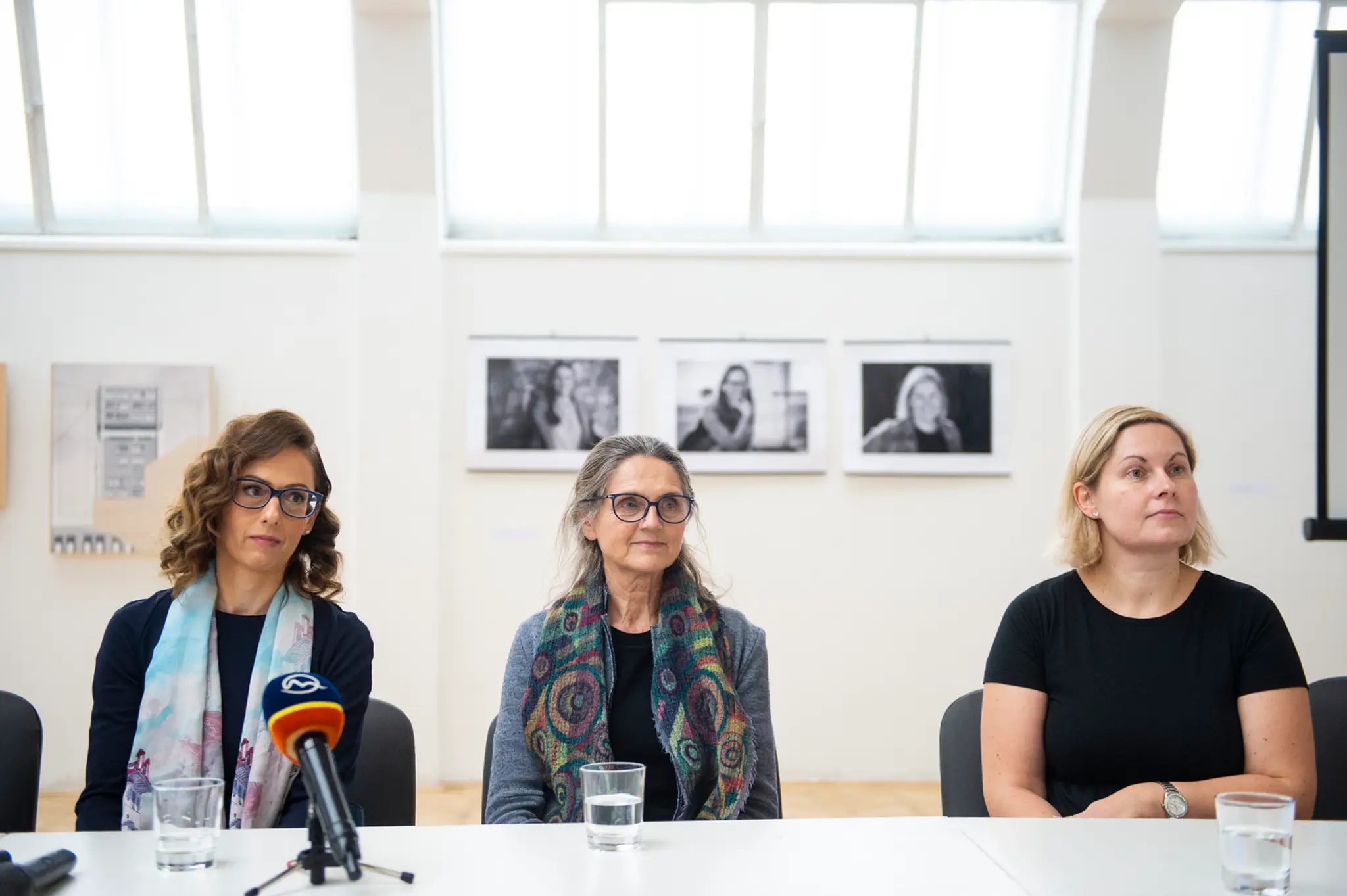 Laureátky ocenenia Biela vrana zľava riaditeľka ŠÚKL Zuzana Baťová, psychologička Soňa Holúbková a Lenka Ticháková.
