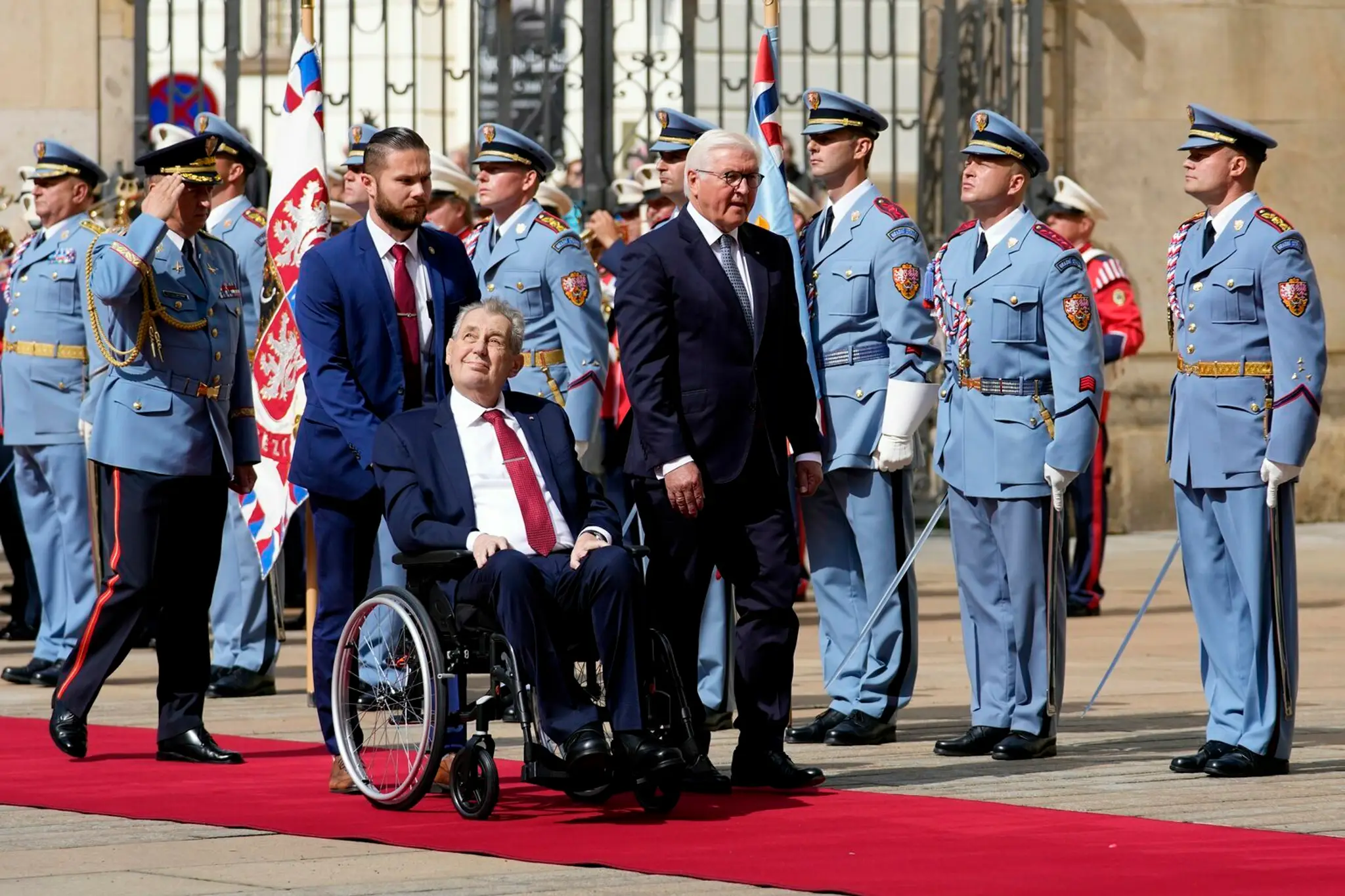 Na snímke český prezident Miloš Zeman víta nemeckého prezidenta Franka-Waltera Steinmeiera.