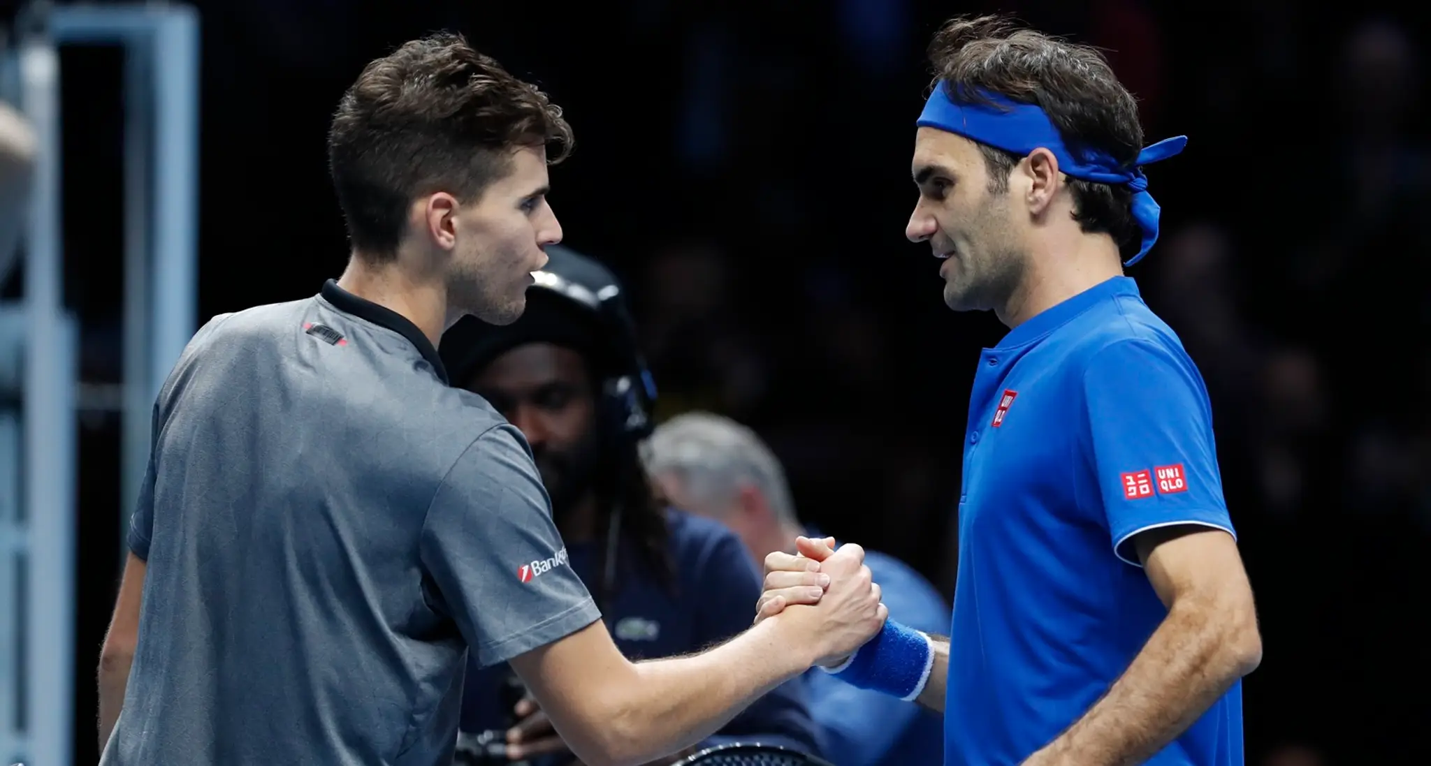 Dominic Thiem gratuluje k výhre Rogerovi Federerovi.