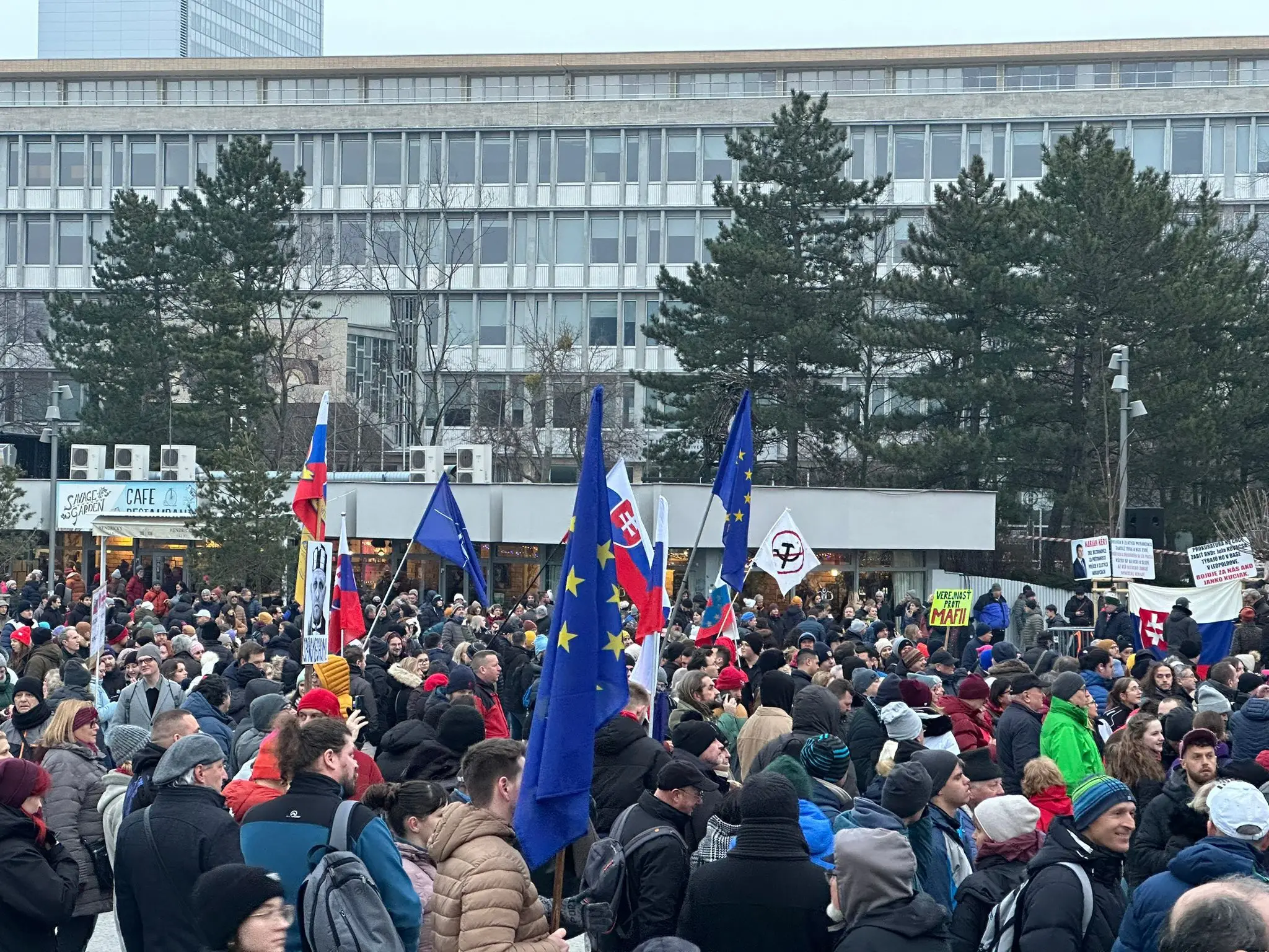 Protestujúci s vlajkami Slovenskej republiky a Európskej Únie