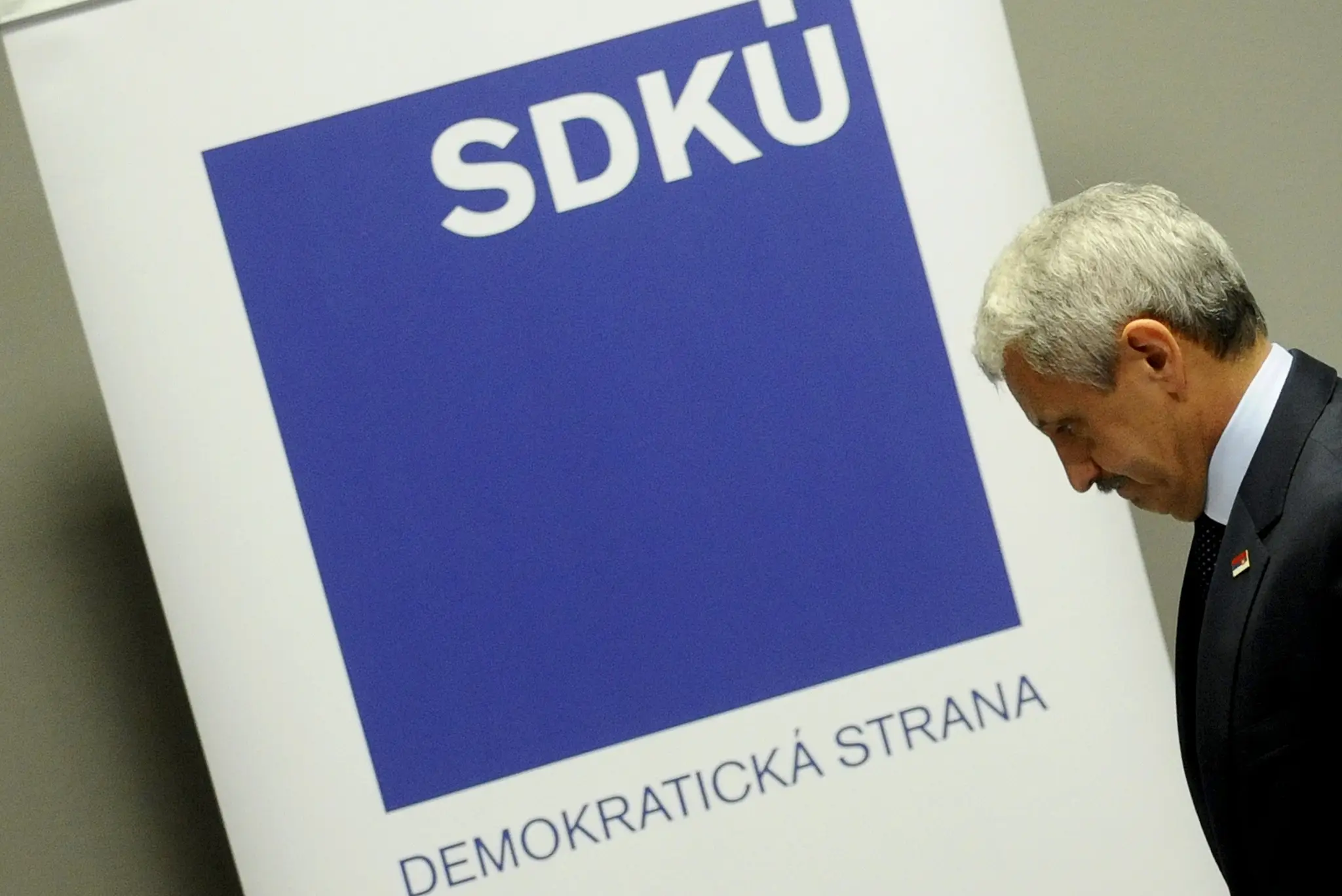 Vtedajší predseda SDKÚ-DS Mikuláš Dzurinda odchádza po prejave na kongrese v máji 2012.