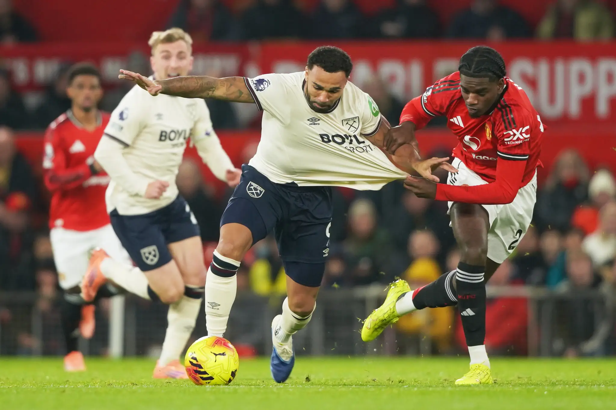 Futbalista Manchestru United Ayden Heaven (vpravo) a hráč West Hamu Callum Wilson.
