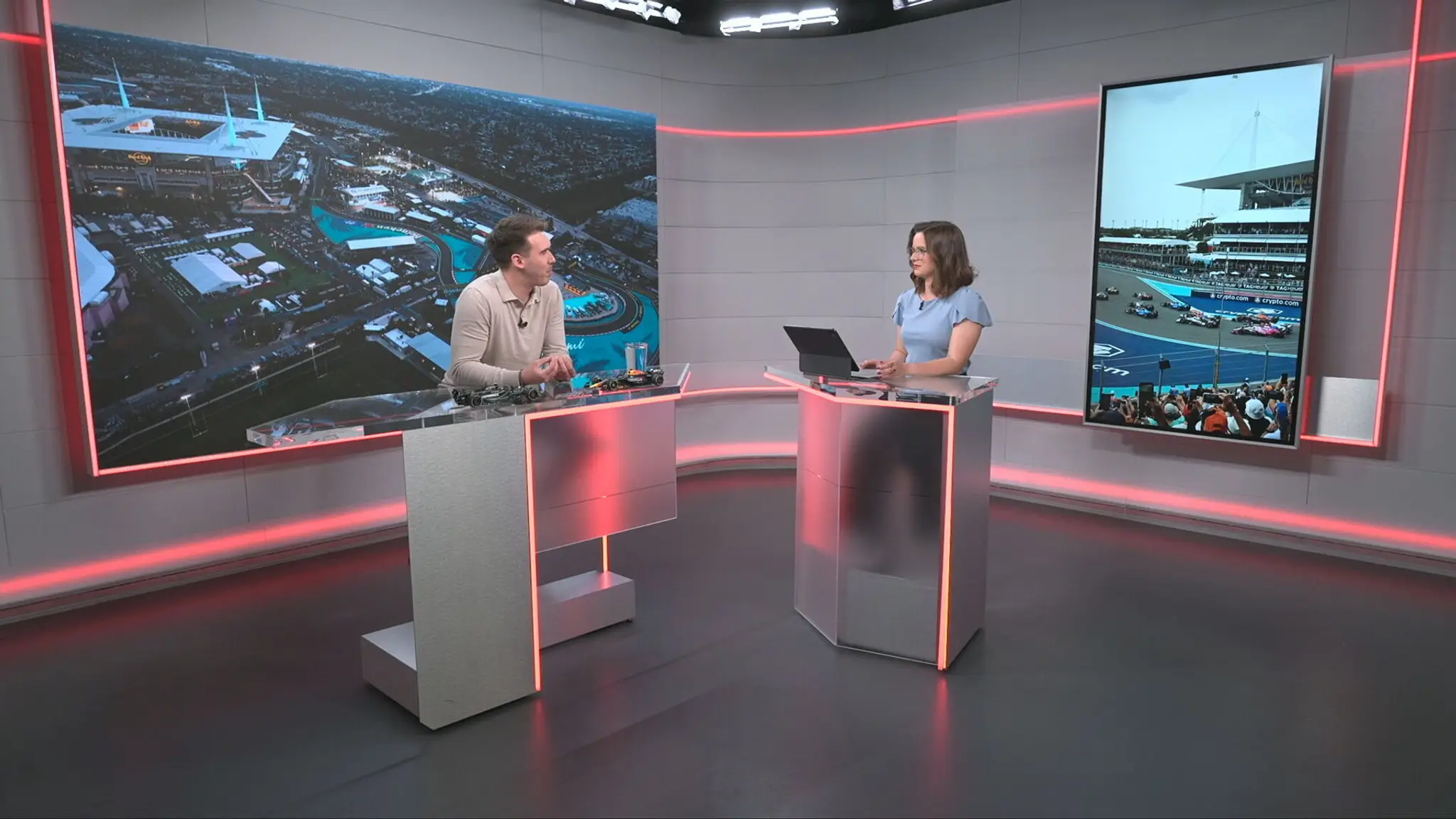 Moderátorka Soňa Kolcunová a Rišo Gonda v štúdiu TN live.