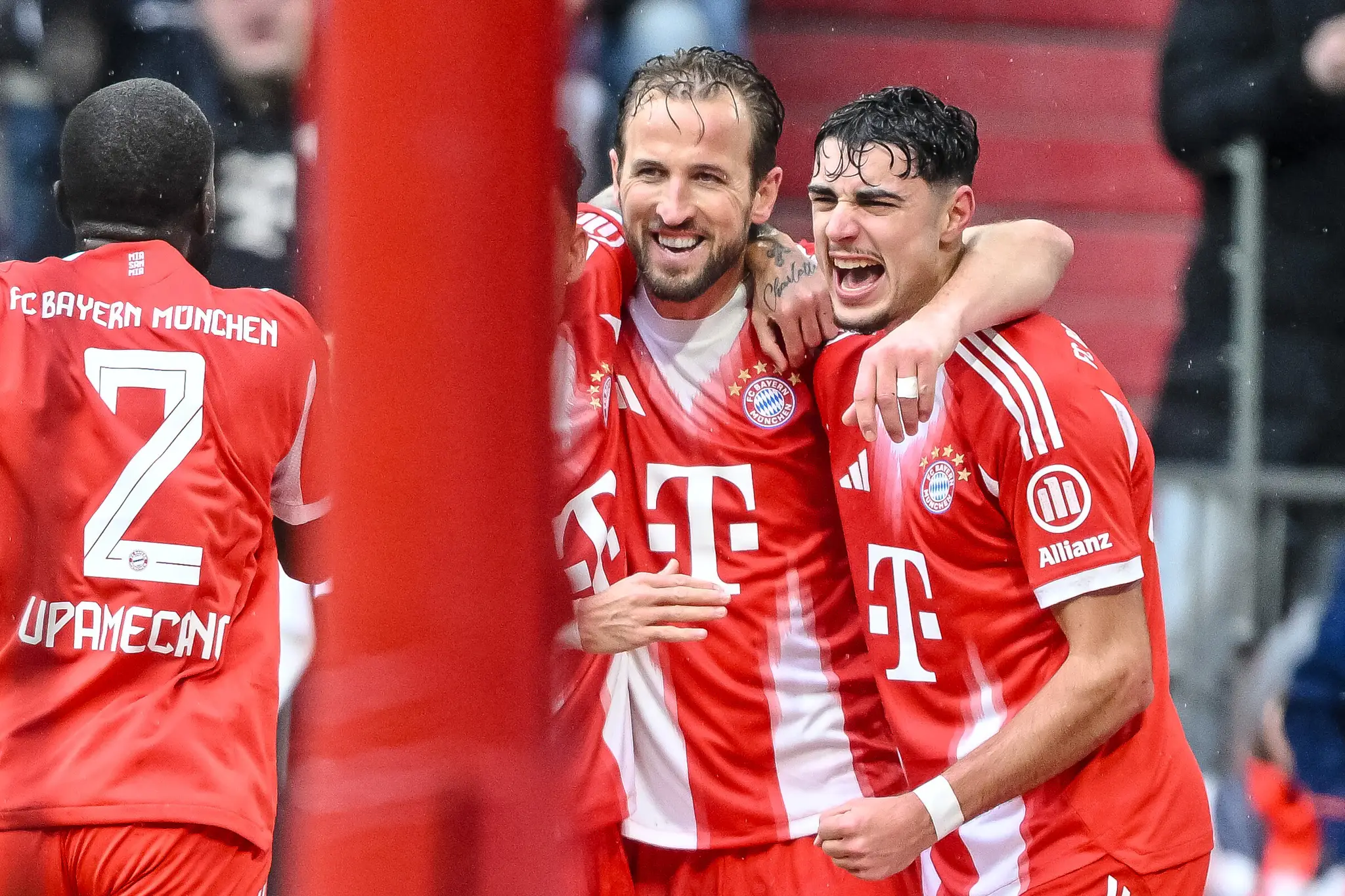 Harry Kane (uprostred) z Bayernu Mníchov oslavuje gól.