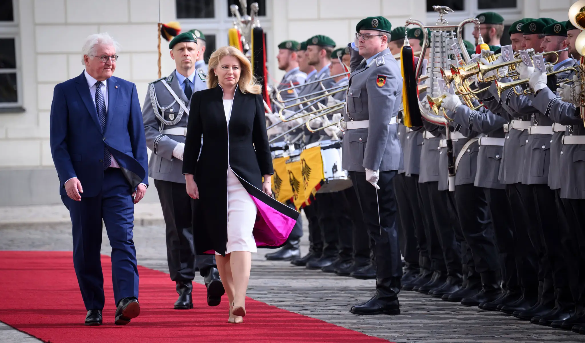 Nemecký prezident Frank-Walter Steinmeier a slovenská prezidentka Zuzana Čaputová počas prehliadky čestnej stráže.