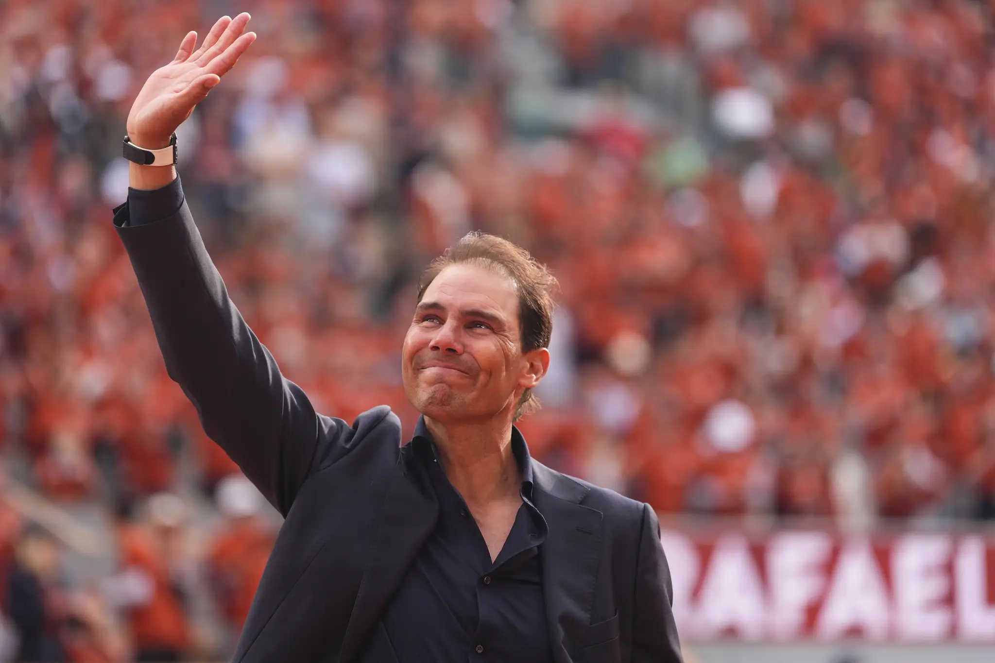 Bývalý španielsky tenista Rafael Nadal máva počas slávnostného ceremoniálu.