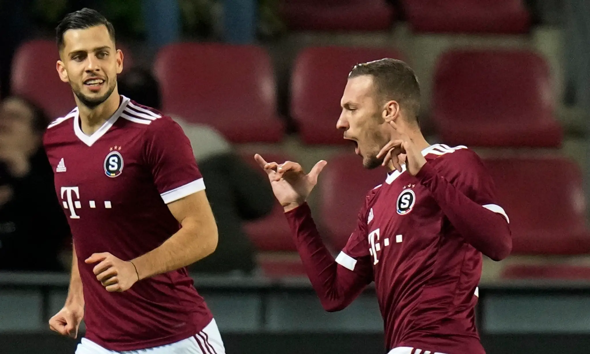 Futbalisti Lukáš Haraslín (vpravo) a Dávid Hancko zo Sparty Praha sa tešia z gólu.