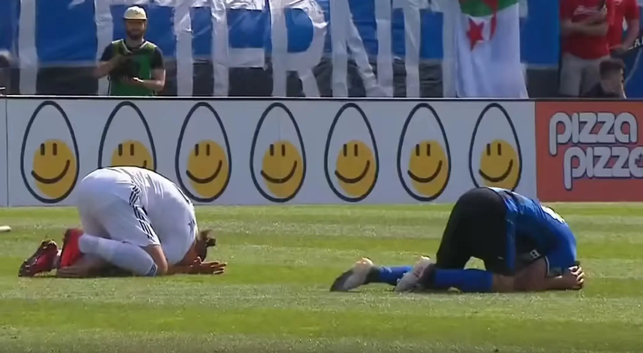 Zlatan Ibrahimovič  (LA Galaxy) a Michael Petrasso (Montreal Impact) sa váľajú na trávniku.