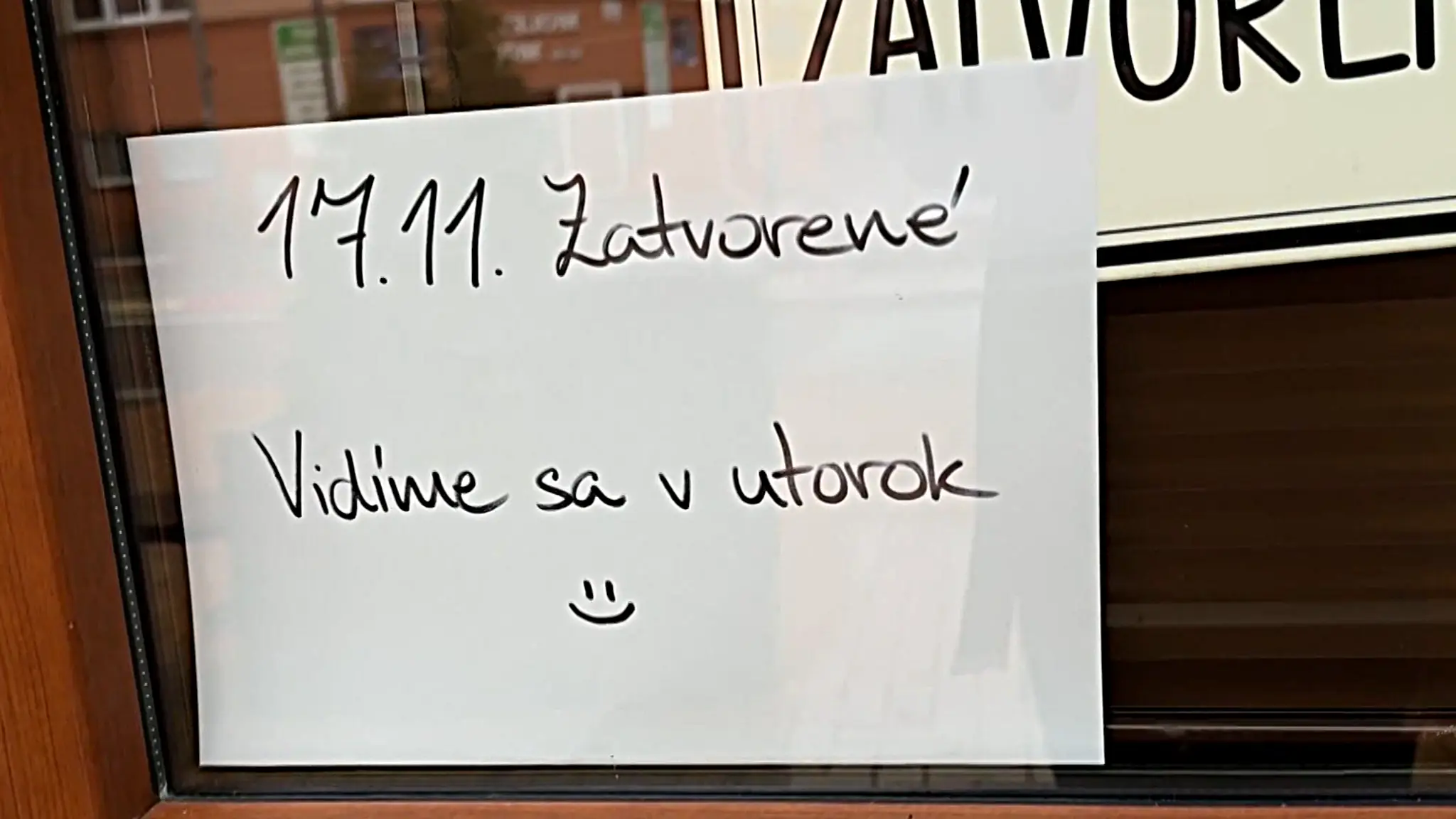 Oznam o zatvorení prevádzky počas 17. novembra. 