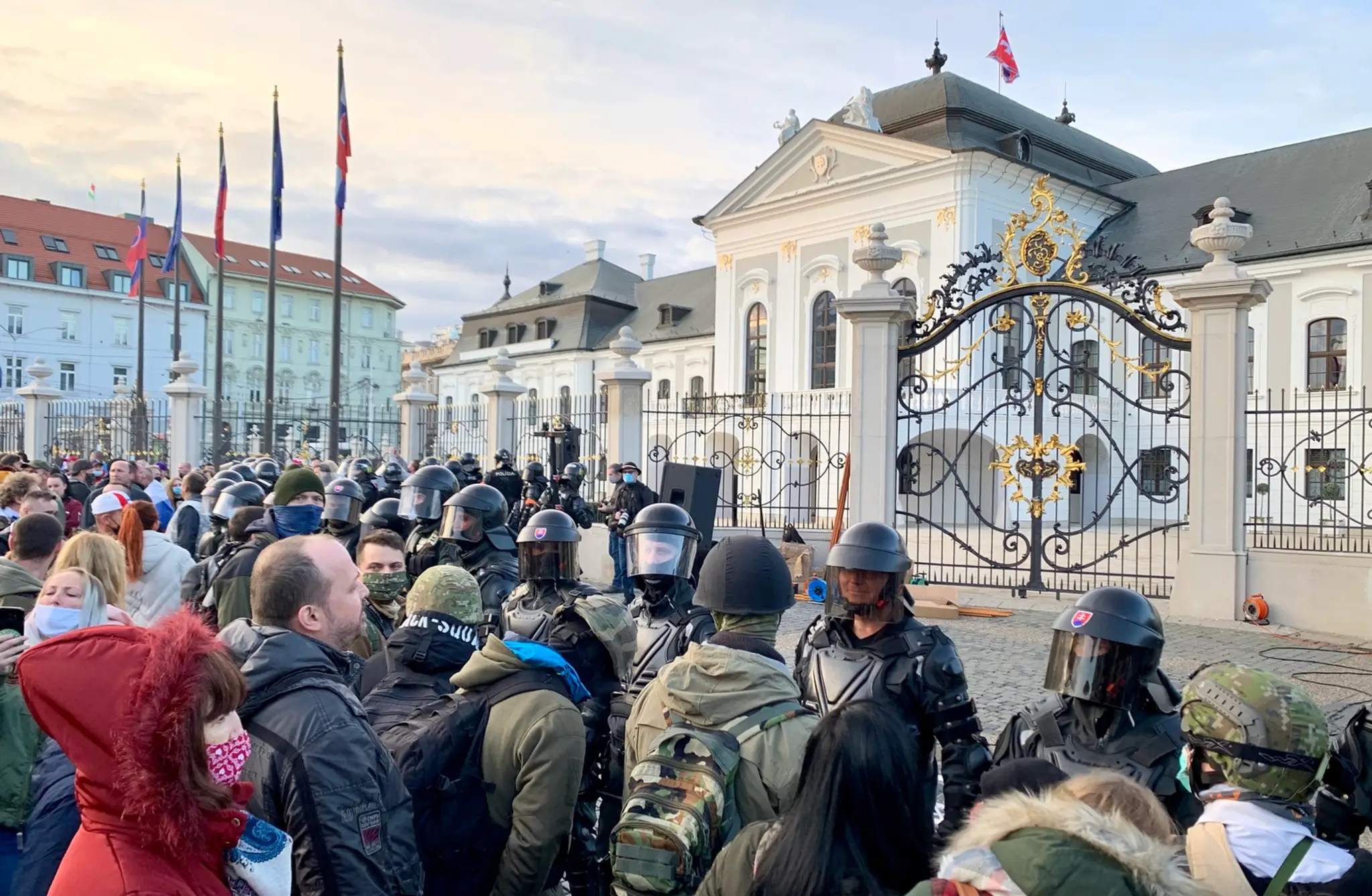 Alex si berie na pomoc Sisu.