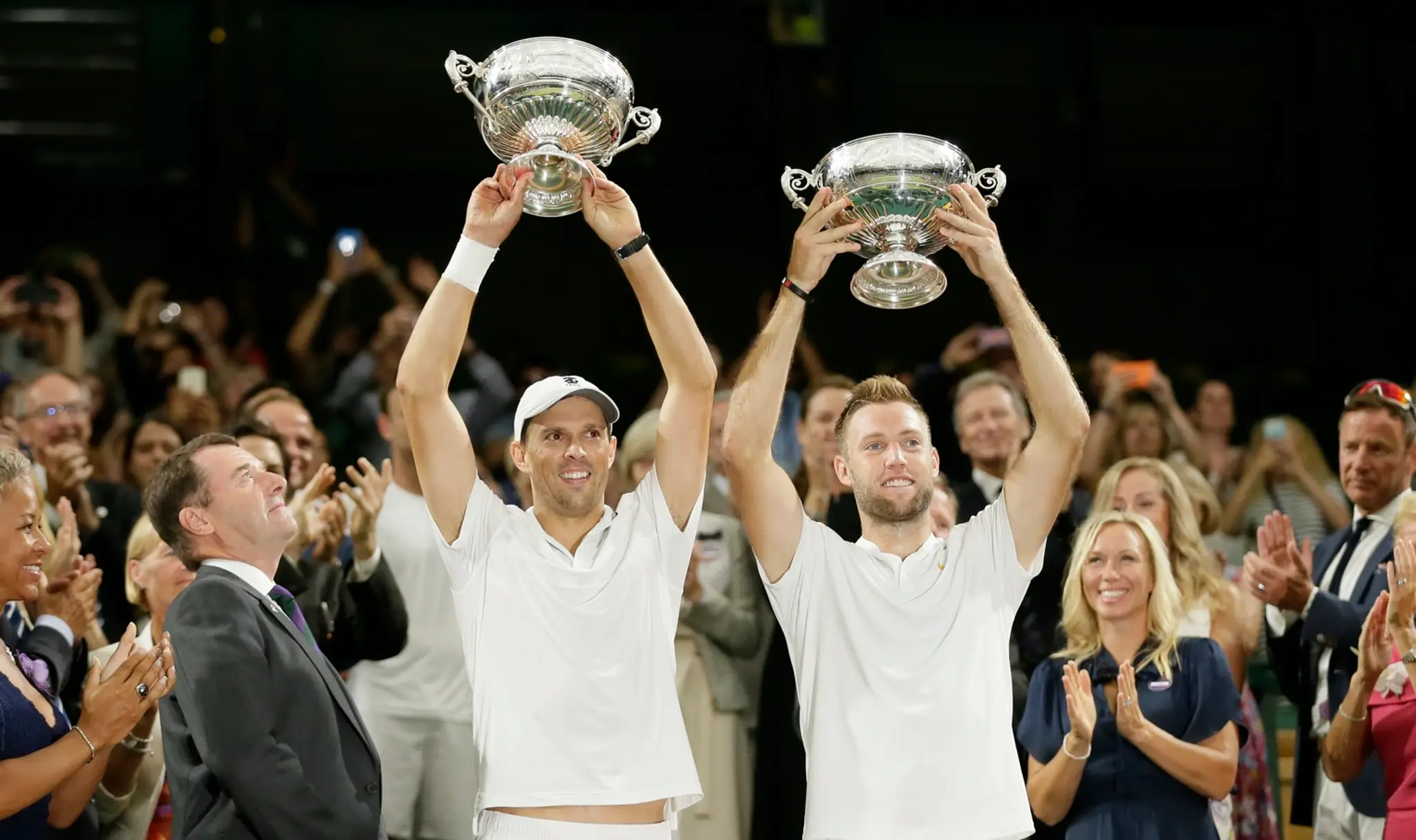 Američania Mike Bryan a Jack Sock s trofejami pre víťazov štvorhry na Wimbledone.