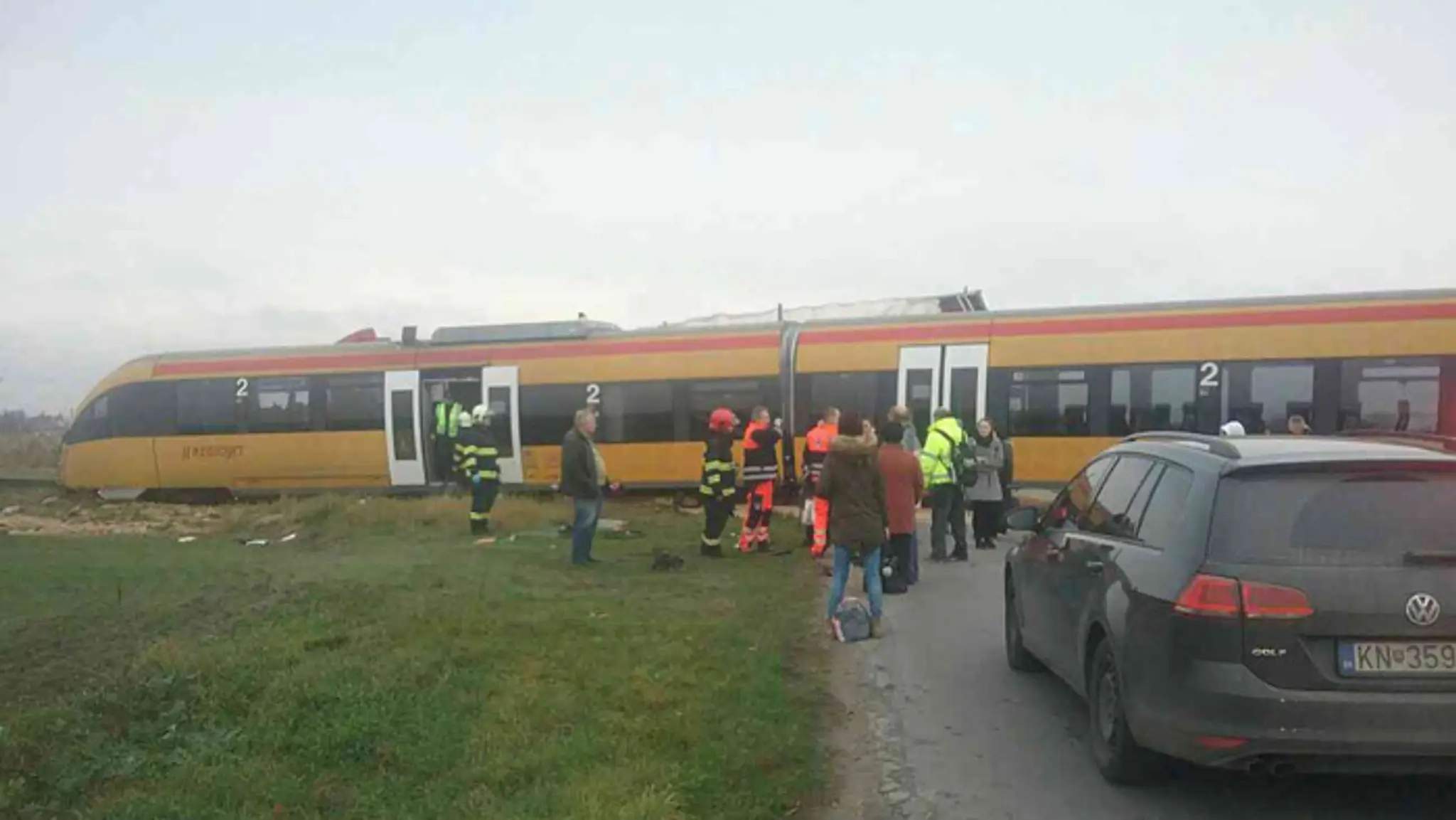 Cestujúci po zrážke vlaku v Zemianskej Olči.