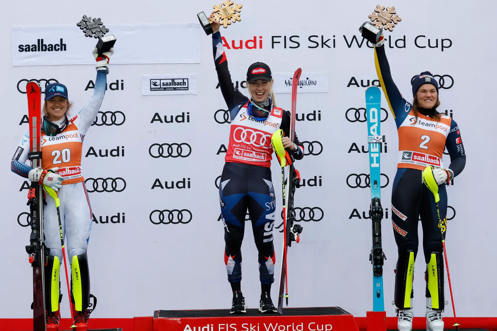 Americká lyžiarka Mikaela Shiffrinová (uprostred) sa raduje na pódiu z víťazstva v slalome.