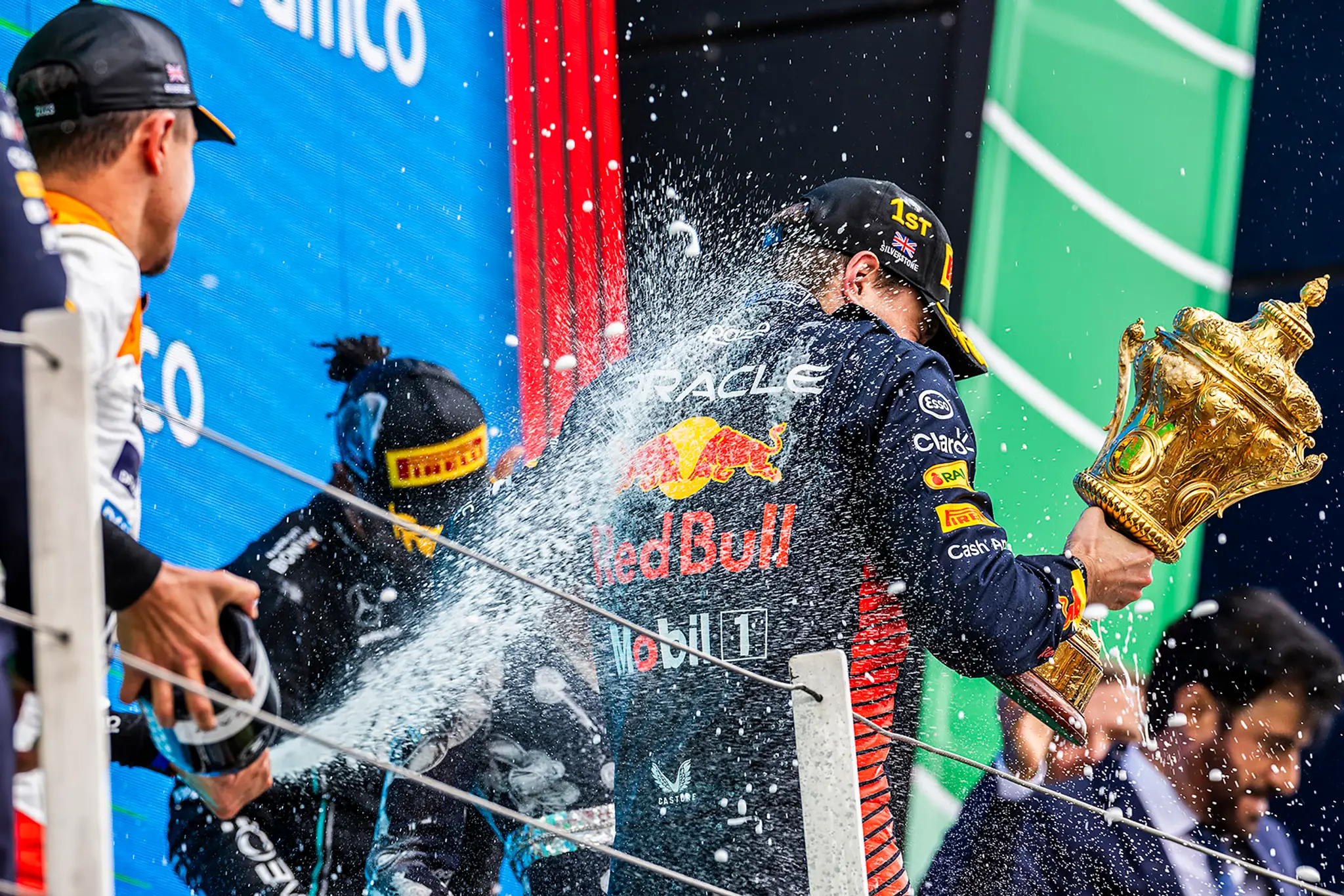 Max Verstappen oslavuje víťazstvo.