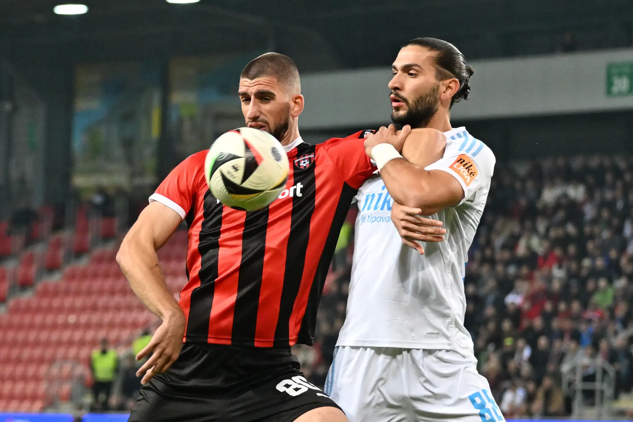 Vľavo hráč Spartaka Adrián Zelkovič a hráč Slovana Kyriakos Savvidis v 11. kole Niké ligy.