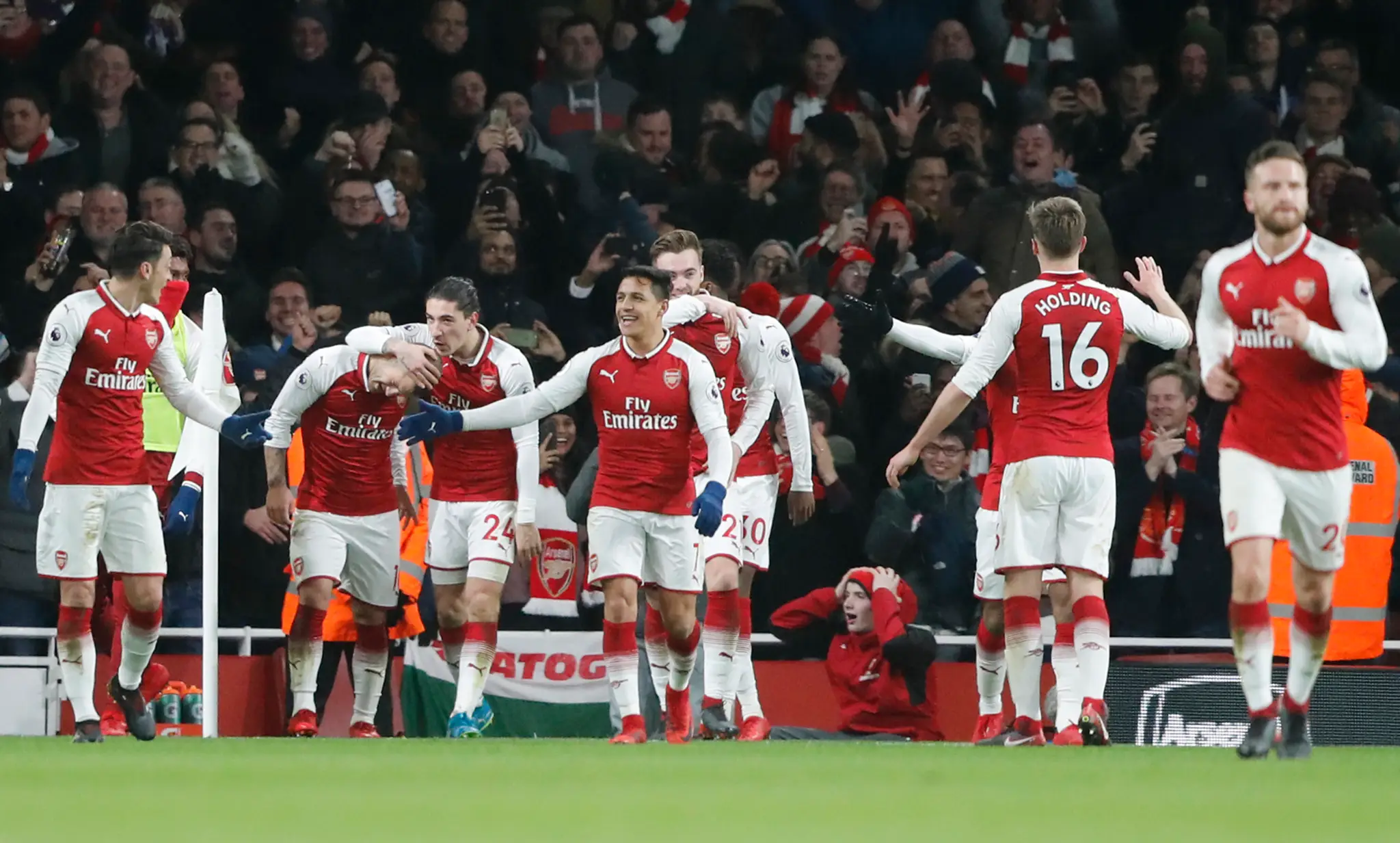 Nadšení hráči Arsenalu po góle v zápase proti Chelsea.