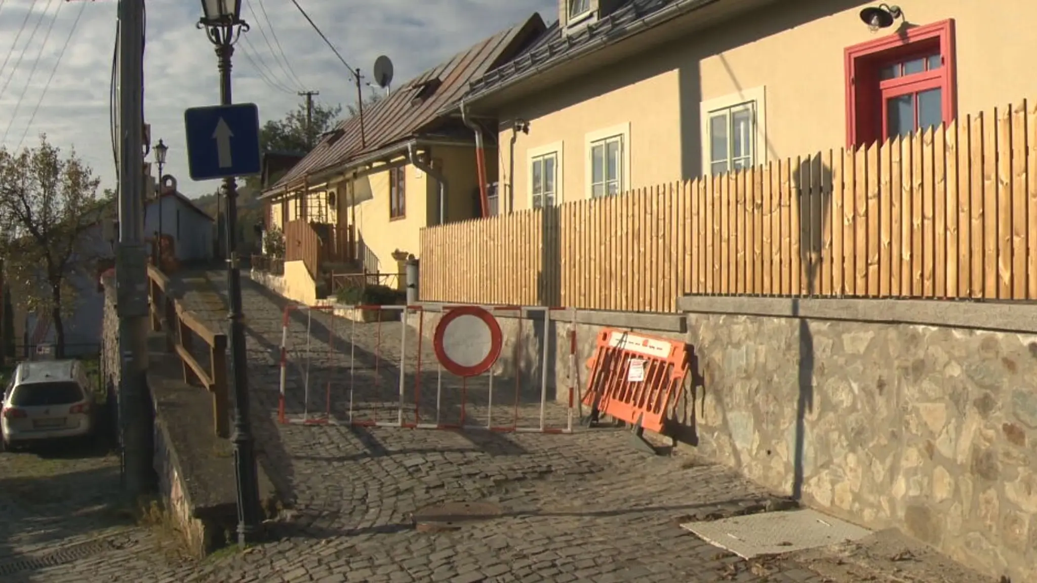 Hornú Ružovú uličku v Banskej Štiavnici uzavreli. 