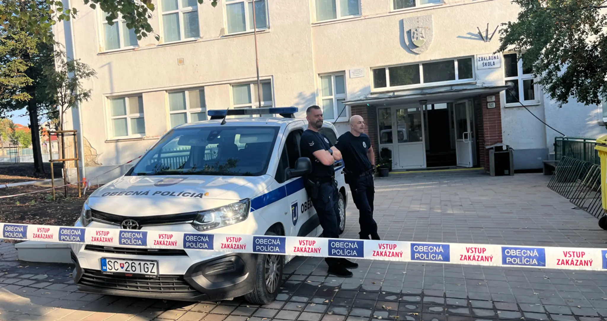 Polícia hliadkuje pred Základnou školou v Bernolákove.