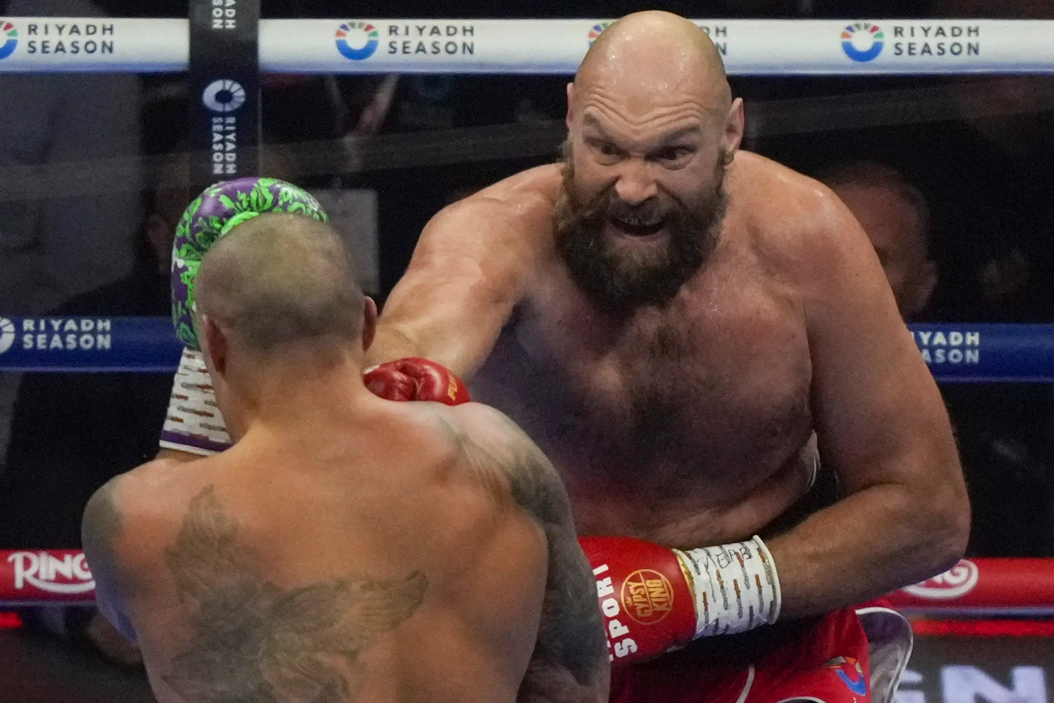 Koncentrovaný Tyson Fury (vpravo) v súboji s Oleksandrom Usykom.