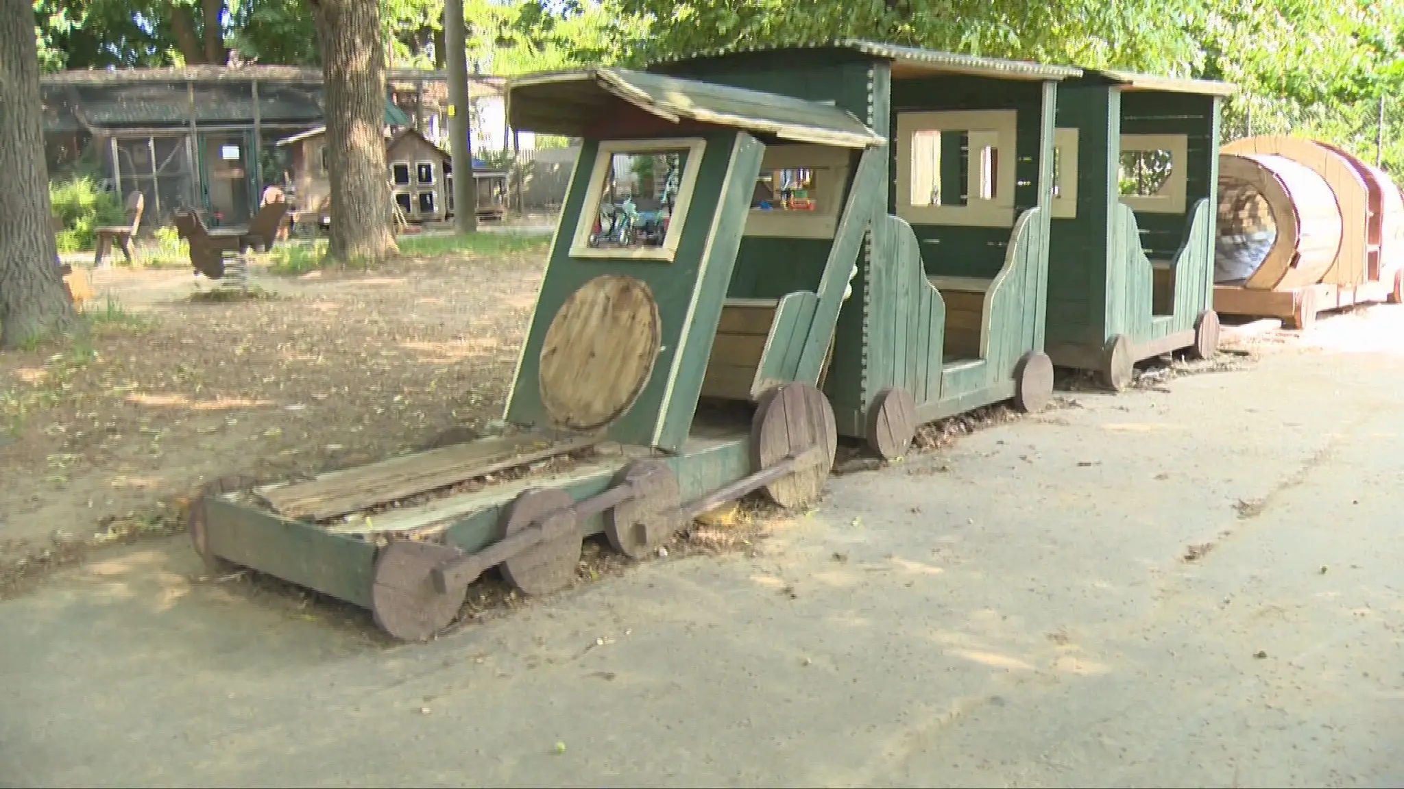 Úsilie dobrovoľníkov v mestskom parku v Šahách narazilo na vandalov.