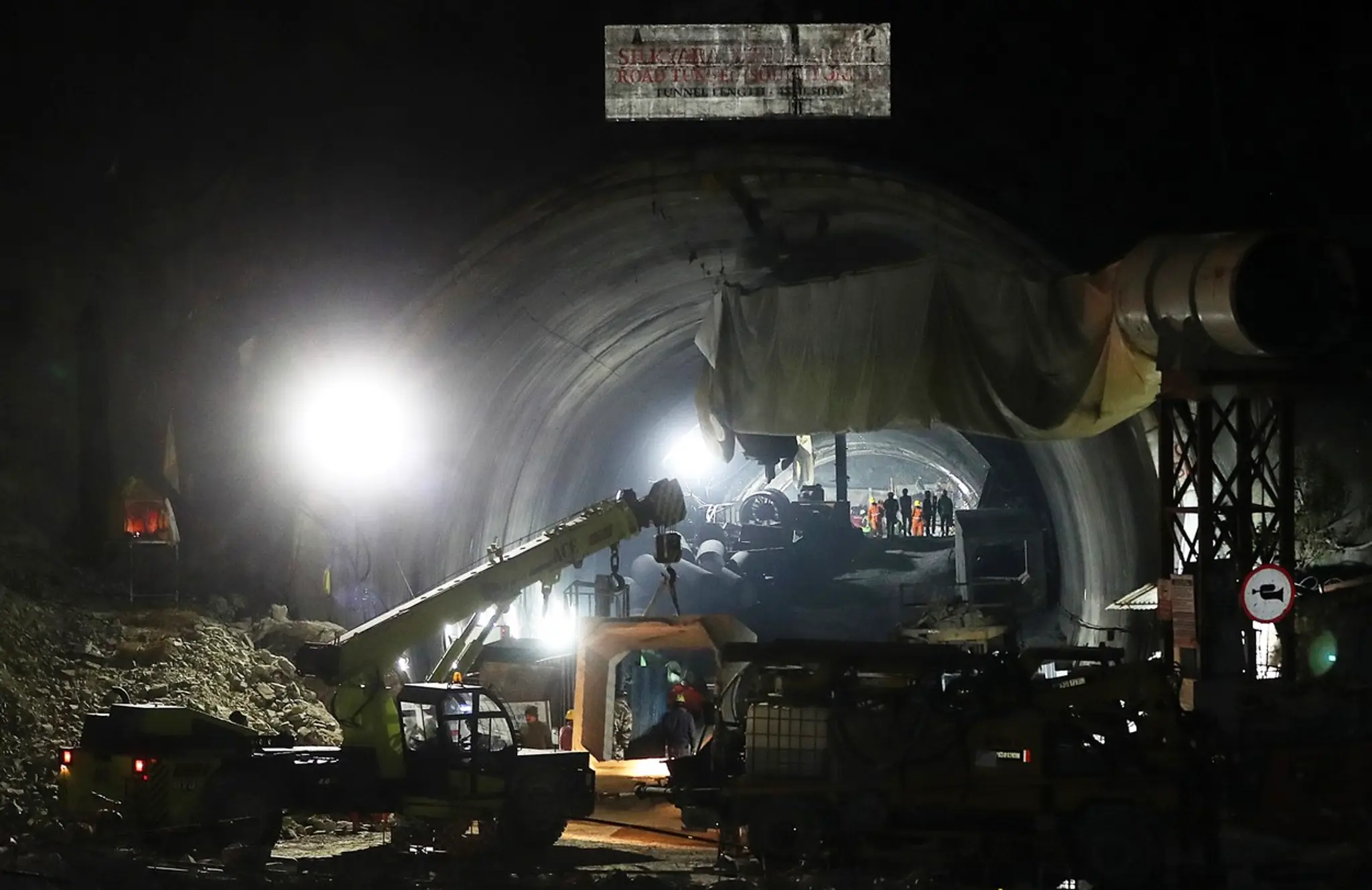 Vojaci na poslednom deväťmetrovom úseku ručne odstránia zával kameňov a dokončia 57 metrov dlhý prístupový tunel.