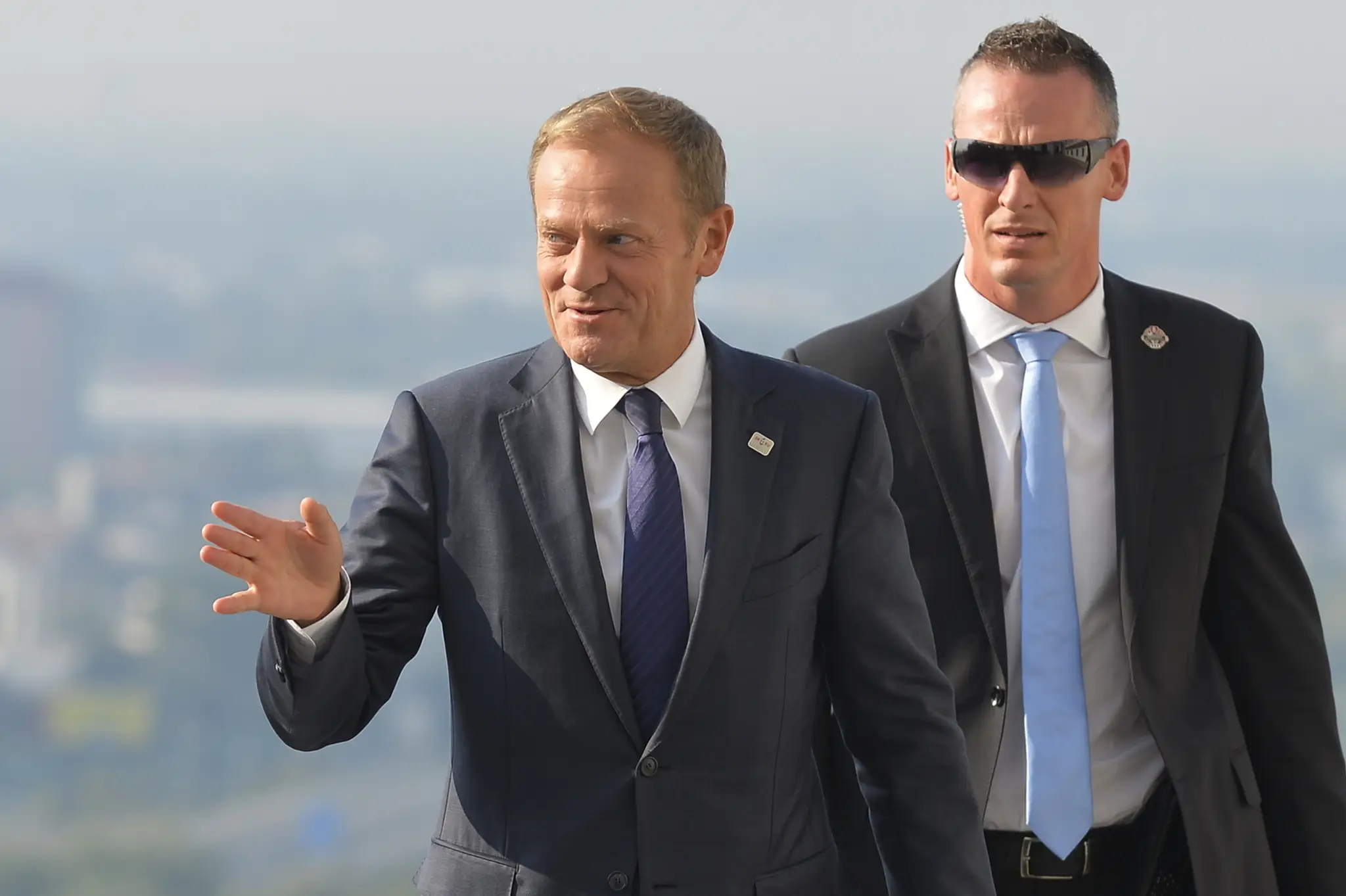 Predseda Európskej rady Donald Tusk (vľavo) prichádza na rokovanie.