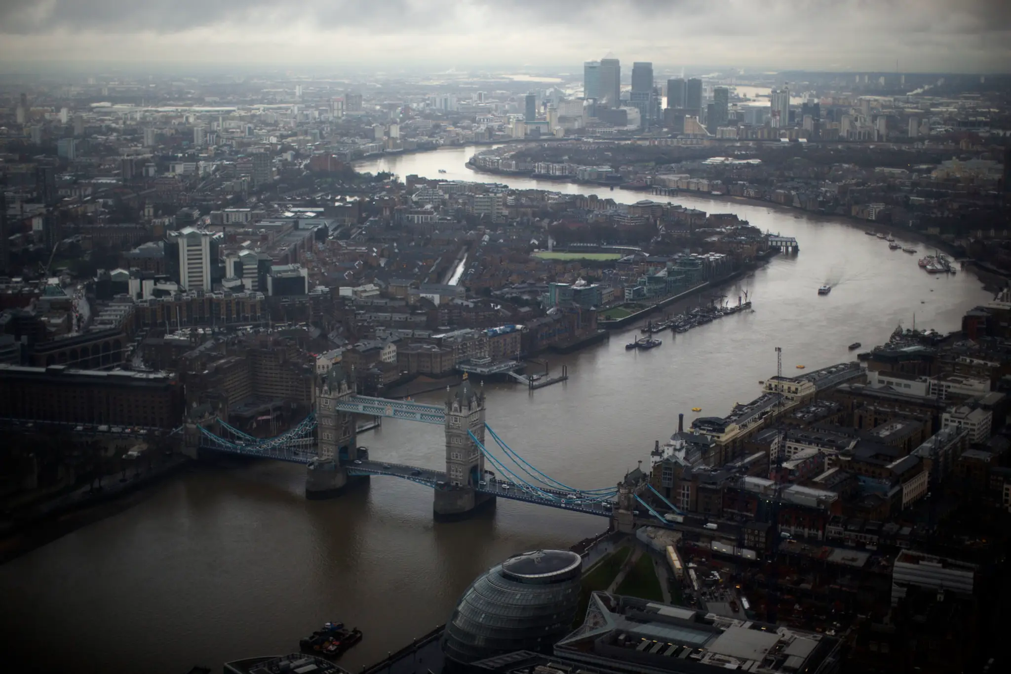 Pohľad na Tower Bridge (v strede), obchodnú štvrť  Canary Wharf a na Temžu.