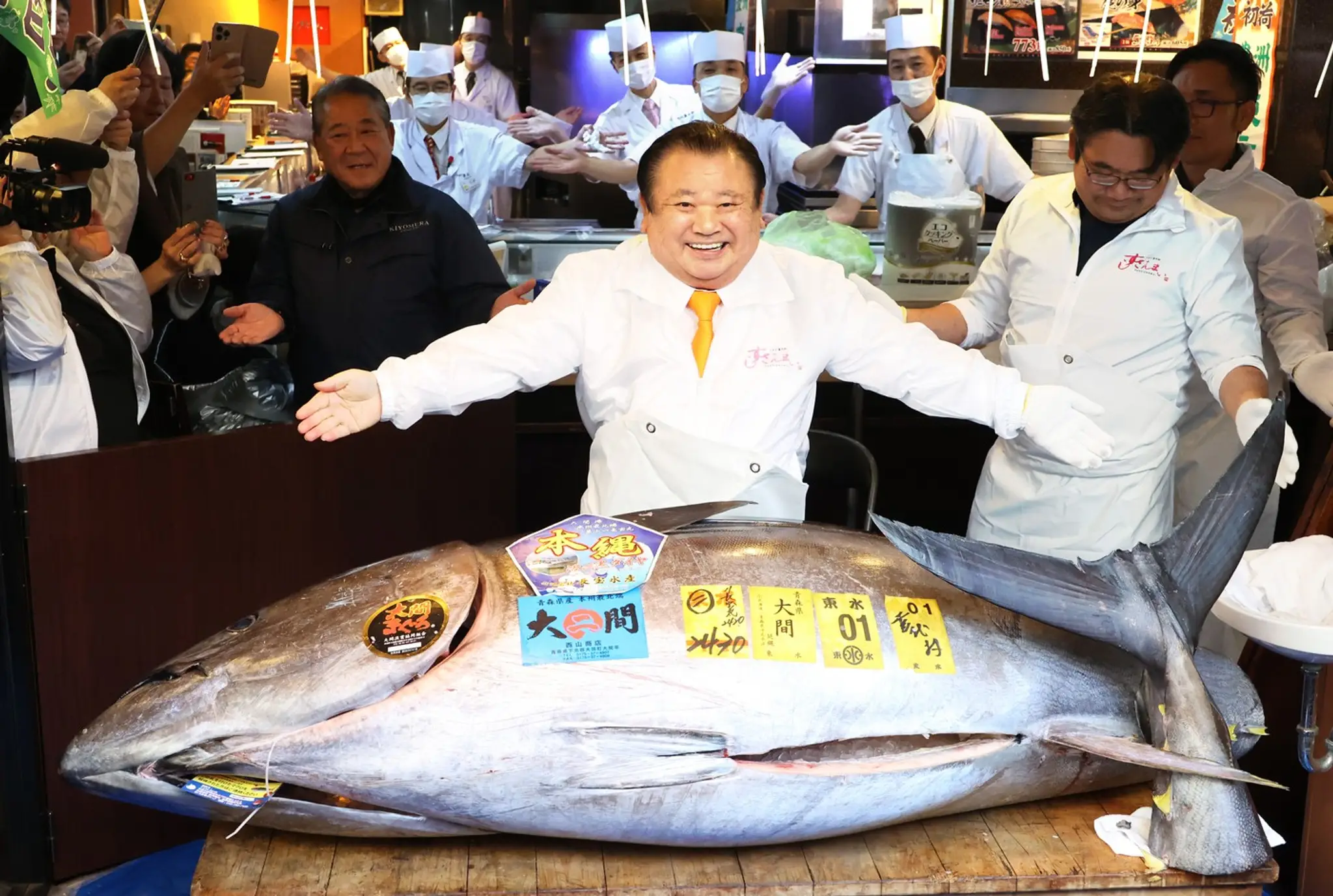 Prezident japonskej reťazca sushi reštaurácií Sushizanmai Kiyoshi Kimura ukazuje 243 kg vážiaceho tuniaka modroplutvého vo svojej sushi reštaurácii v Tokiu.
