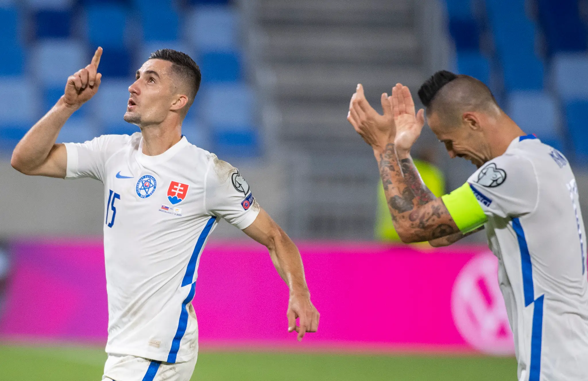 Martin Koscelník (vľavo) oslavuje gól v najcennejšom drese