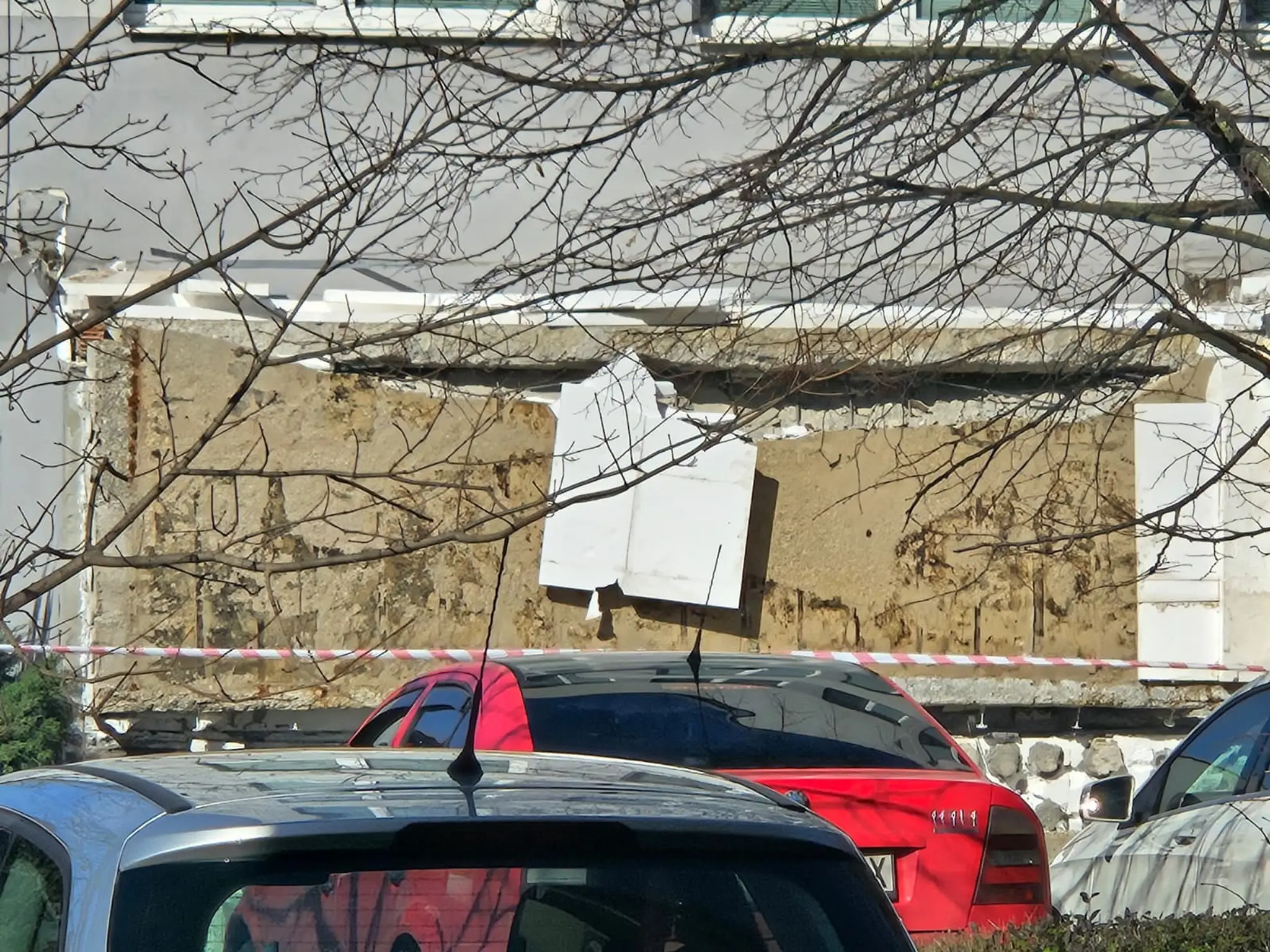 V Komárne sa zrútila časť strechy budovy klientskeho centra