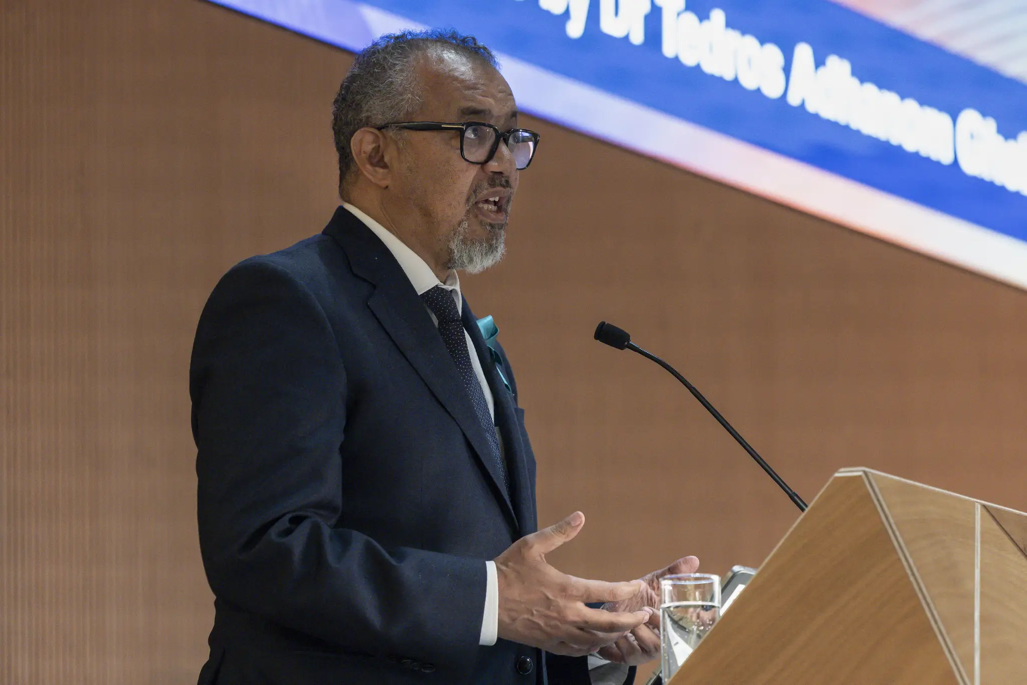 Generálny riaditeľ Svetovej zdravotníckej organizácie (WHO) Tedros Adhanom Ghebreyesus vystupuje s príhovorom počas zasadnutia Svetového zdravotníckeho zhromaždenia.