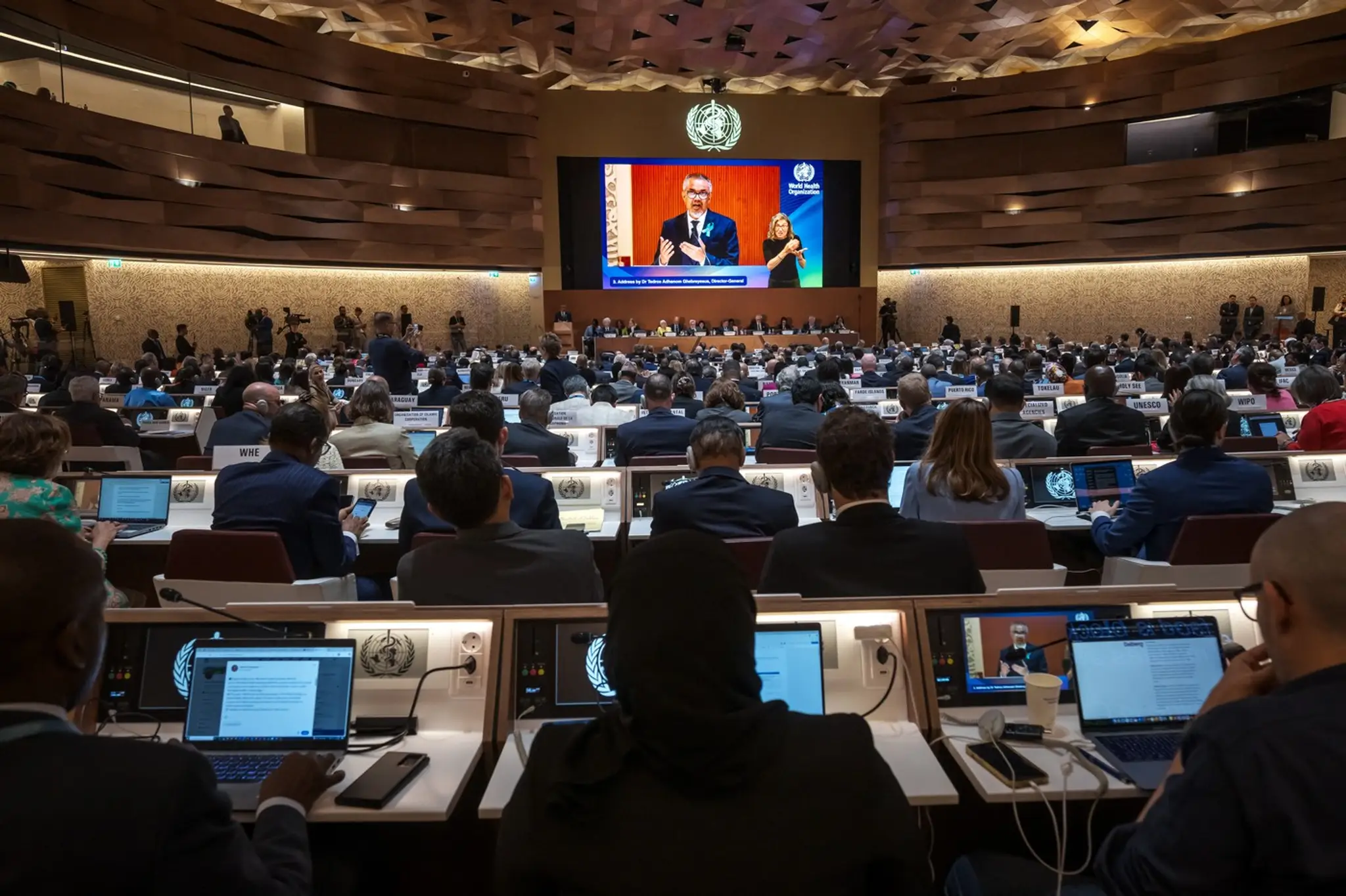 Generálny riaditeľ Svetovej zdravotníckej organizácie (WHO) Tedros Adhanom Ghebreyesus prednáša na obrazovke svoju správu pred delegátmi počas Svetového zdravotníckeho zhromaždenia v Ženeve.