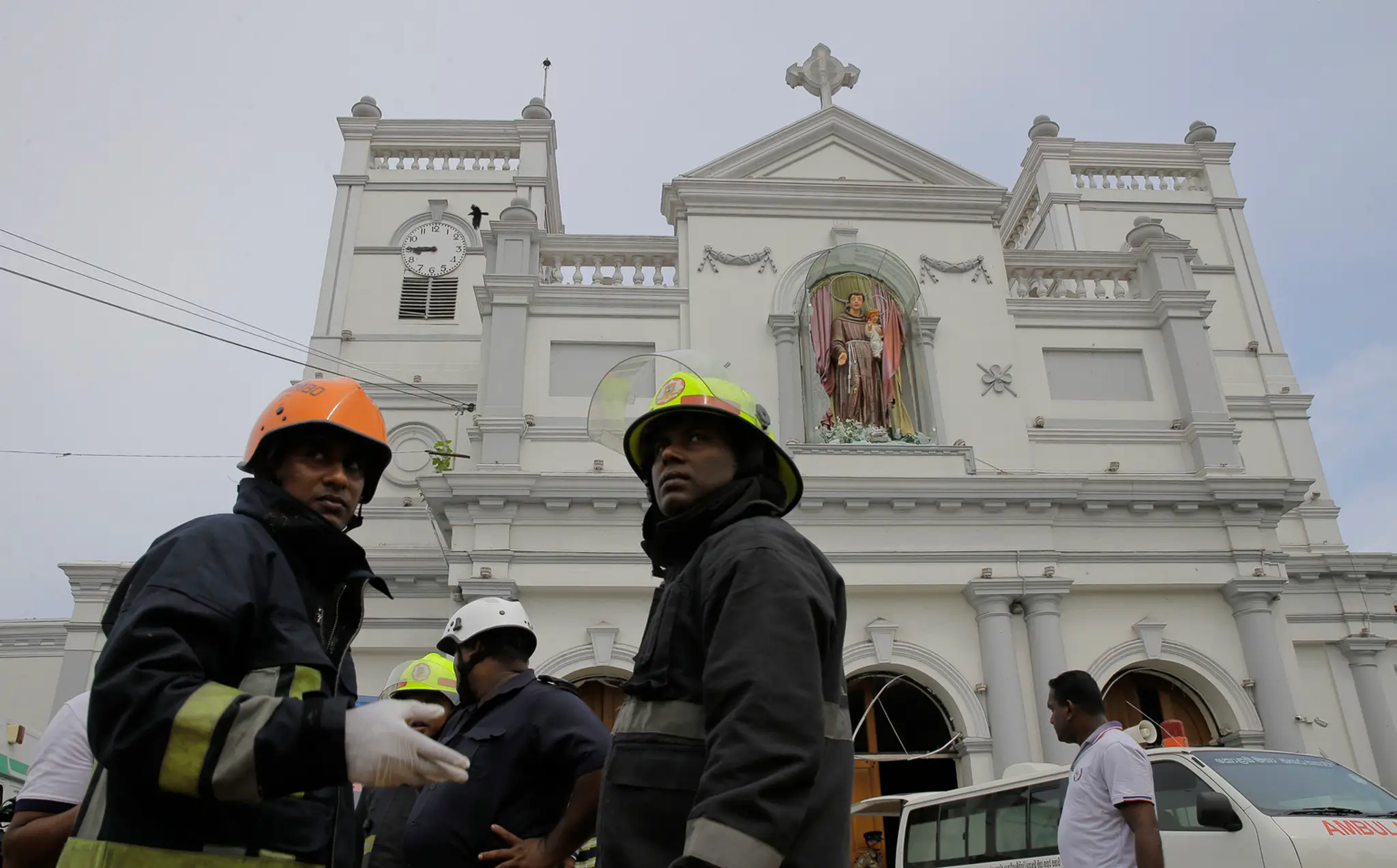 Hasiči pred kostolom po výbuchu v St. Anthony's Shrine na Srí Lanke.