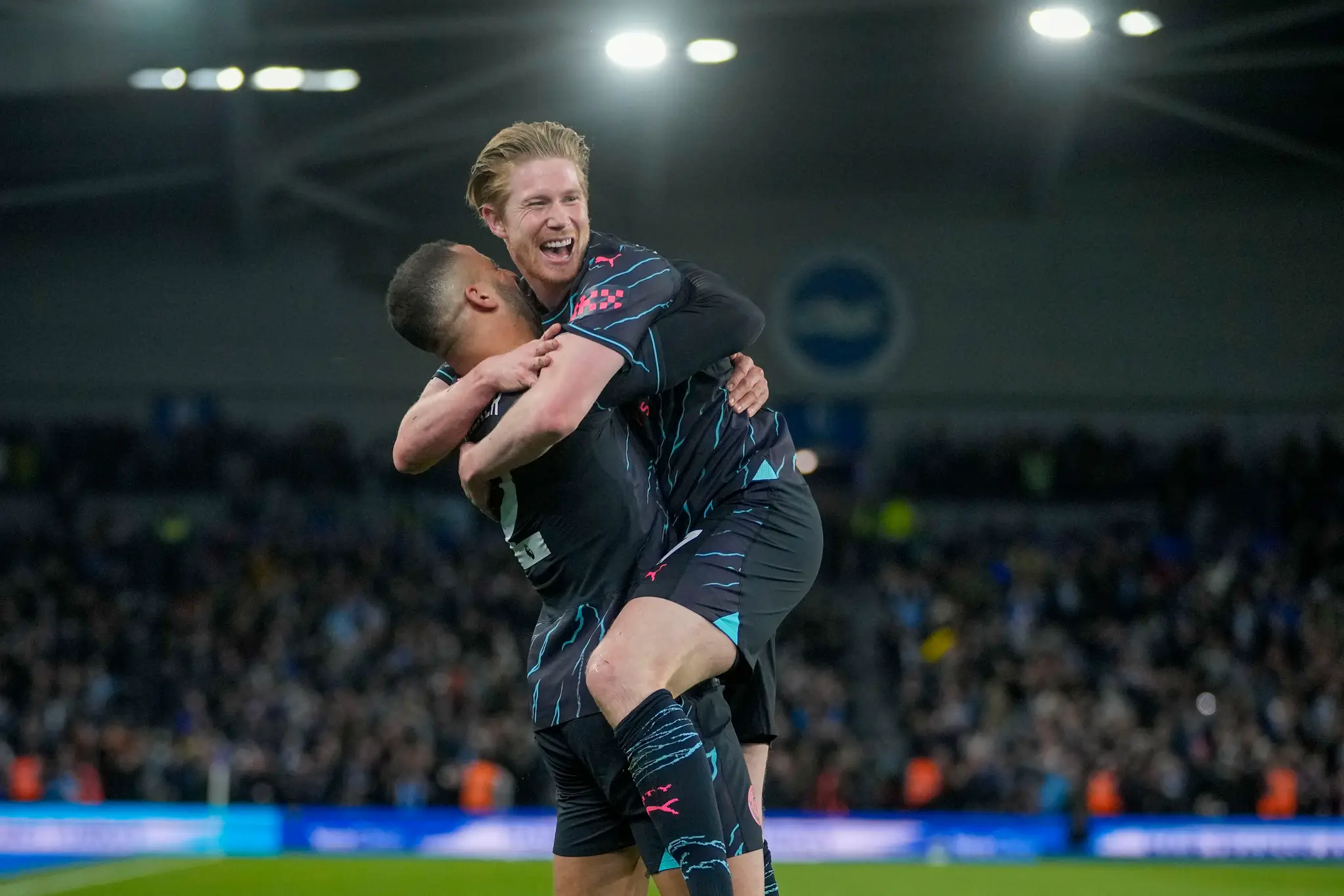 Futbalisti Manchestru City Kevin De Bruyne (vpravo) a Kyle Walker sa tešia z gólu.