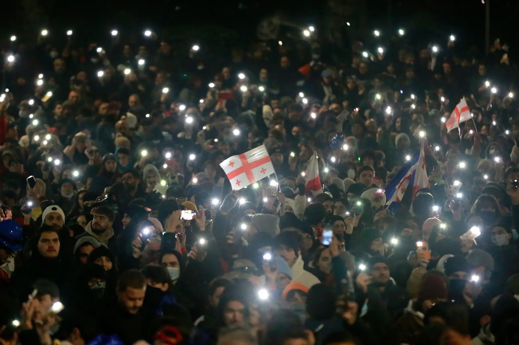 Demonštranti protestujú pred budovou parlamentu v gruzínskej metropole Tbilisi.