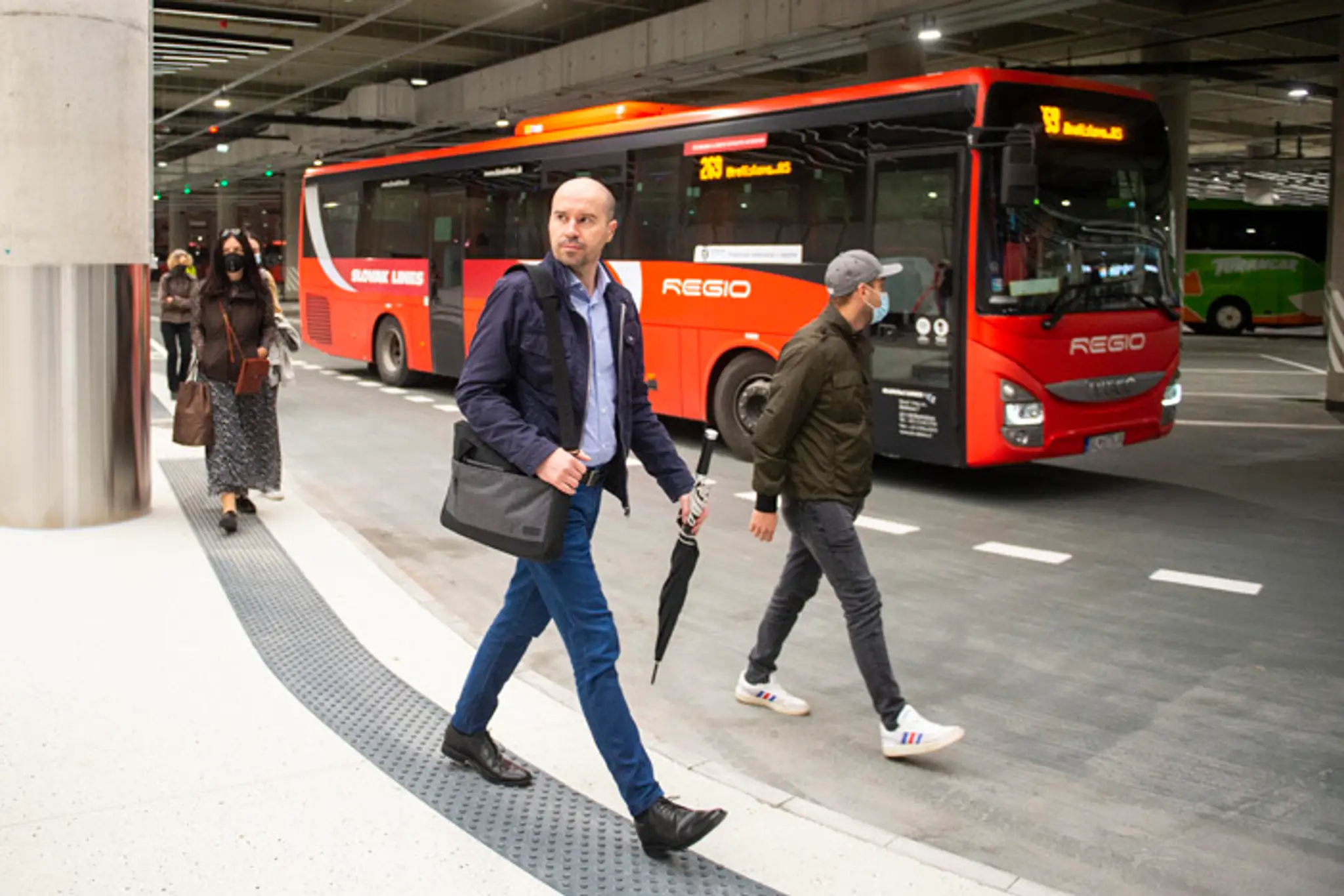 Návštevníci a cestujúci na bratislavskej Autobusovej stanice Nivy.