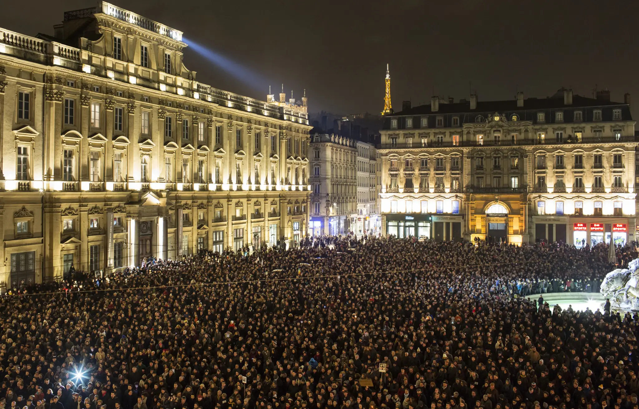  Tisice ľudí vzdalo hold obetiam tragického útoku na redakciu satirického týždenníka Charlie Hebdo v Paríži.