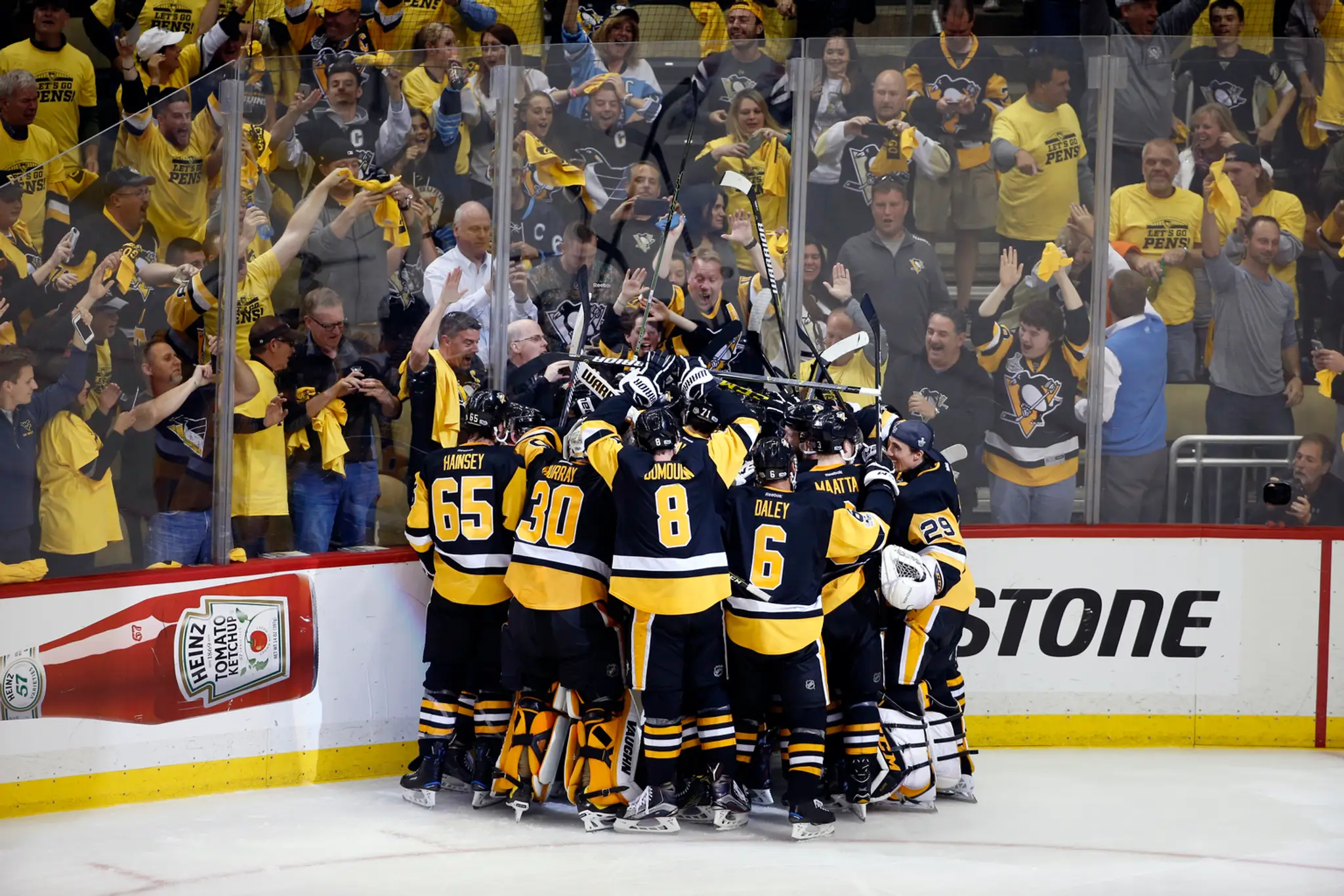 Radosť hráčov Pittsburghu po postupe do finále NHL.