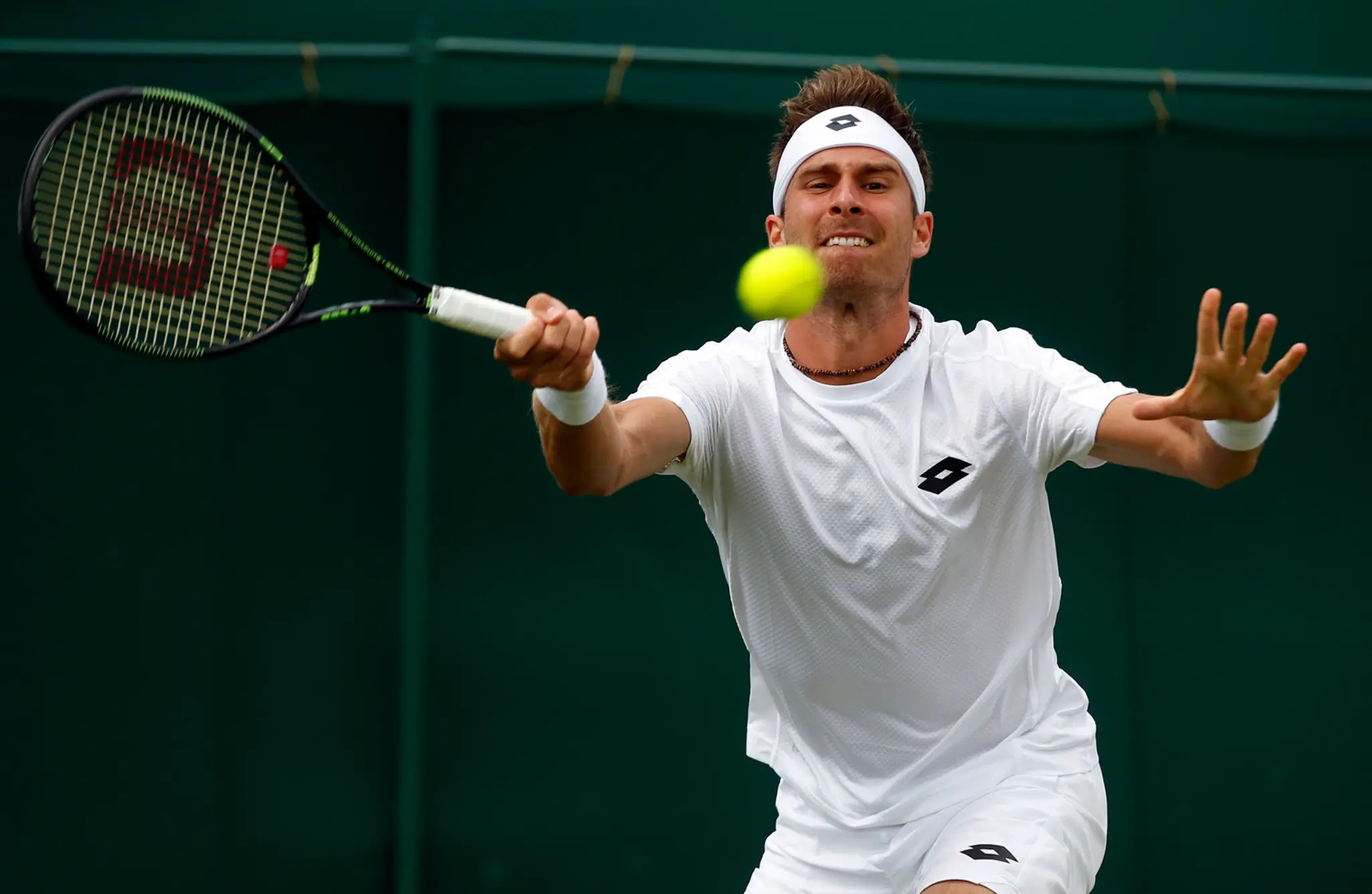 Slovenský tenista Norbert Gombos v zápase s Talianom Andreasom Seppim v 1. kole Wimbledonu 2017.
